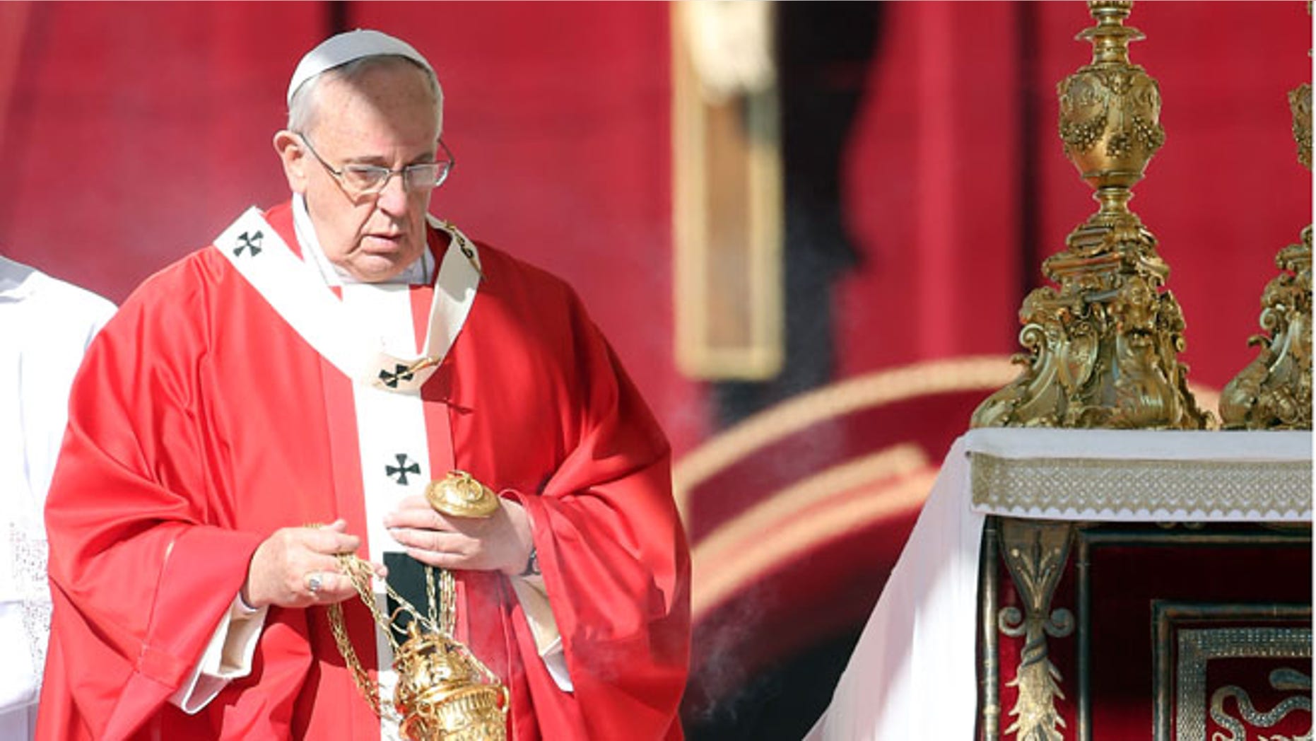 VATICAN CITY, VATICAN - MARCH 29: Pope Francis holds the Palm Sunday Mass at St. Peter's Square on March 29, 2015 in Vatican City, Vatican. On Palm Sunday Christians celebrate Jesus' arrival into Jerusalem, where he was put to death. It marks the official beginning of Holy Week during which Christians observe the death of Christ before celebrations begin on Easter. (Photo by Franco Origlia/Getty Images)