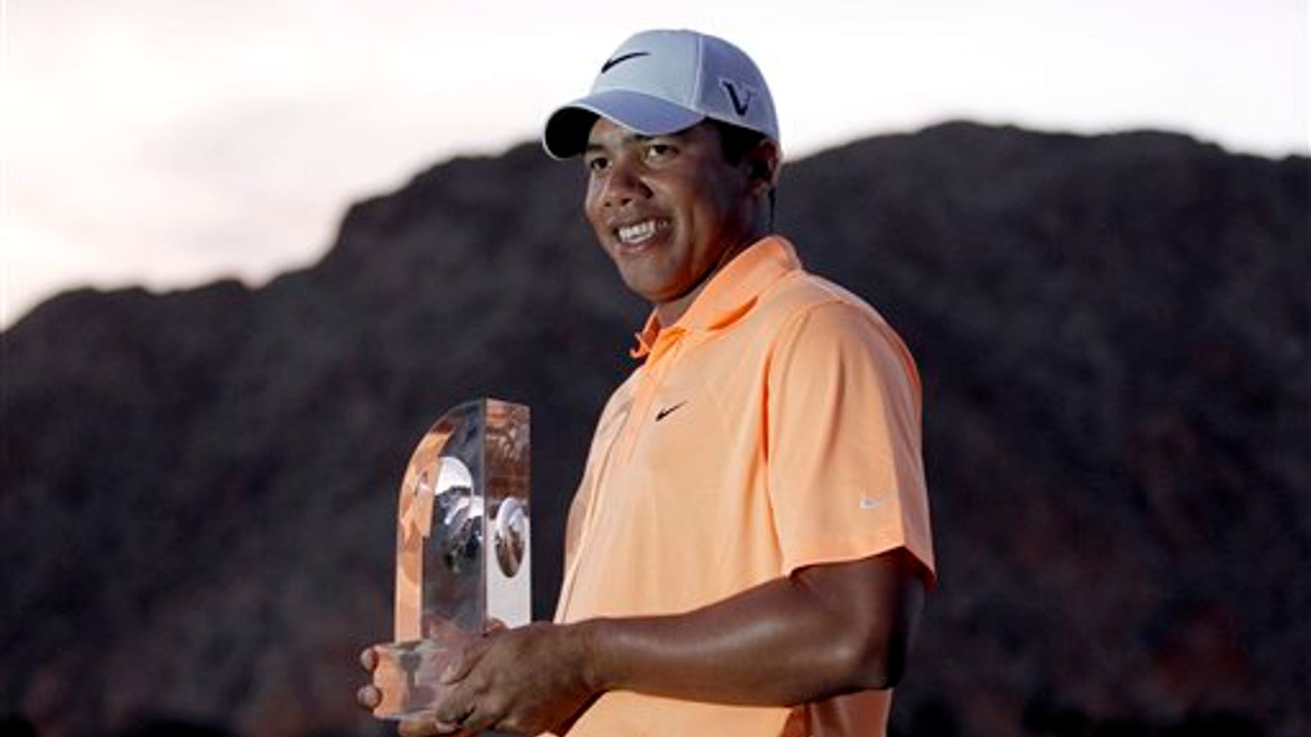 Jhonattan Vegas, de Venezuela, posa con el trofeo que lo acredita como ganador del torneo Bob Hope Classic de la Gira PGA, el domingo 23 de enero del 2011, en La Quinta, California. (Foto AP/Chris Carlson)