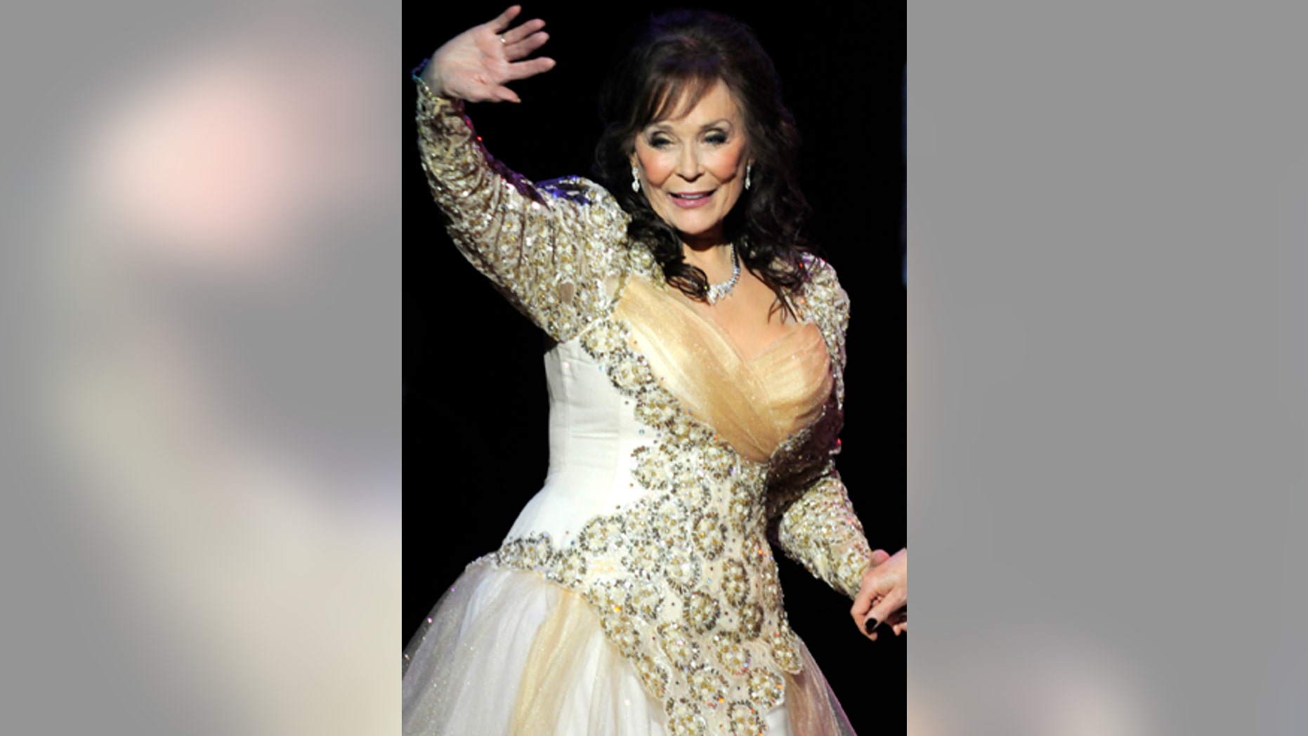 Country legend Loretta Lynn waves after performing during the "Grammy Salute to Country Music honoring Loretta Lynn" in Nashville, Tennessee, October 12, 2010. REUTERS/Tami Chappell (UNITED STATES - Tags: ENTERTAINMENT) - RTXTDHC