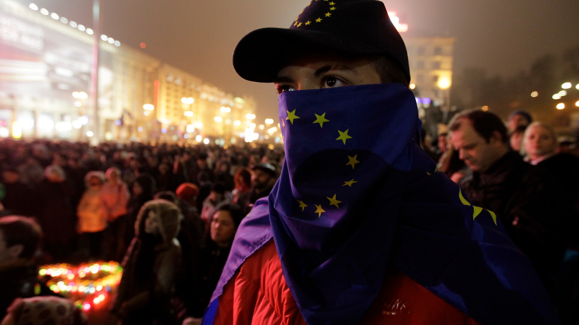 Activists rally in the center of Kiev, Ukraine, in support of Ukraine's integration with the European Union in Kiev, Ukraine, Saturday, Nov. 23, 2013.(AP Photo/Sergei Chuzavkov)