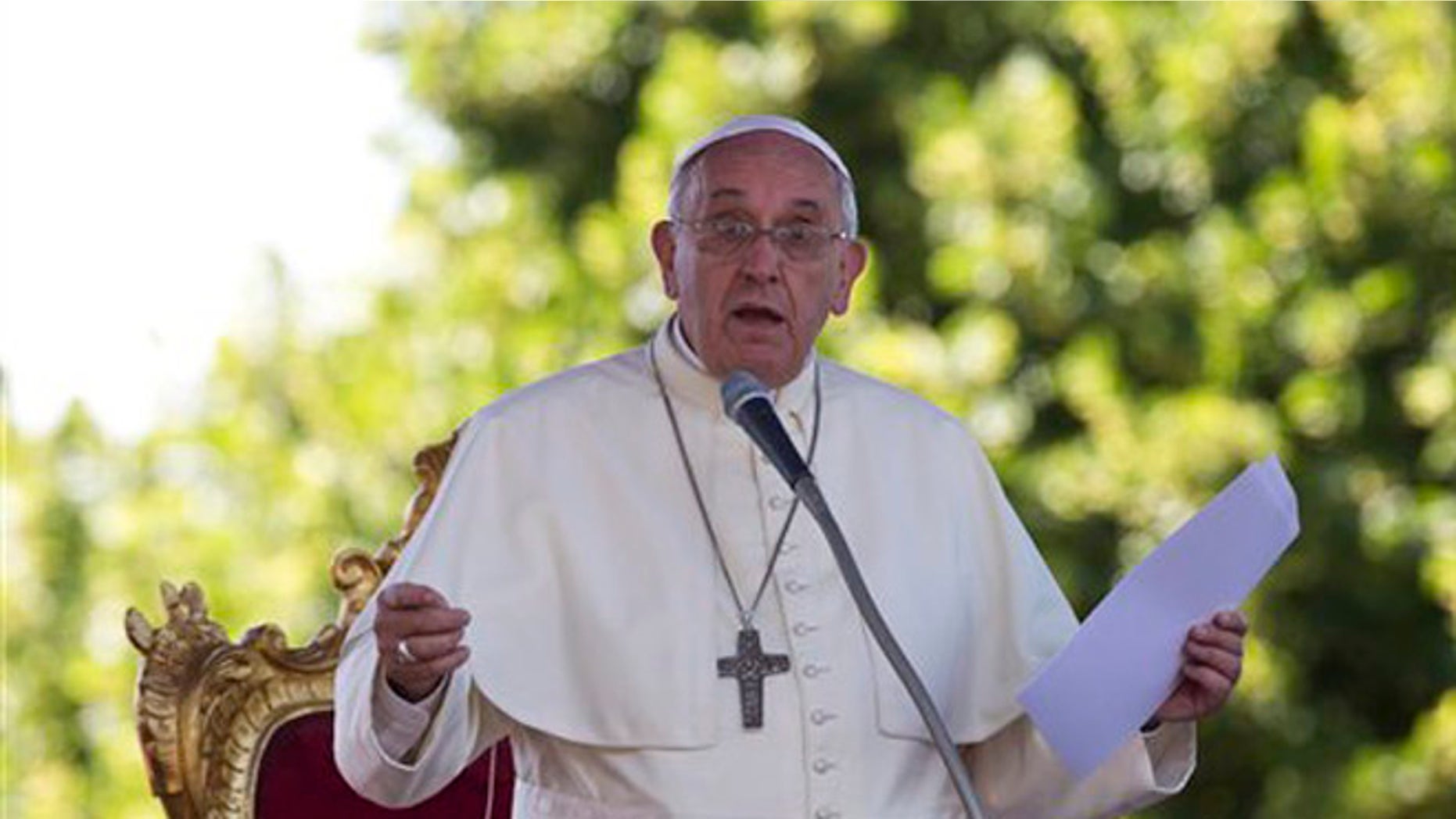 El papa Francisco lee un mensaje durante una reunión con jóvenes en el Santuario Madonna dell'Addolorata en Castelpetroso, cerca de Campobasso, en el sur de Italia, el sábado 5 de julio de 2014. (Foto AP/Alessandra Tarantino)