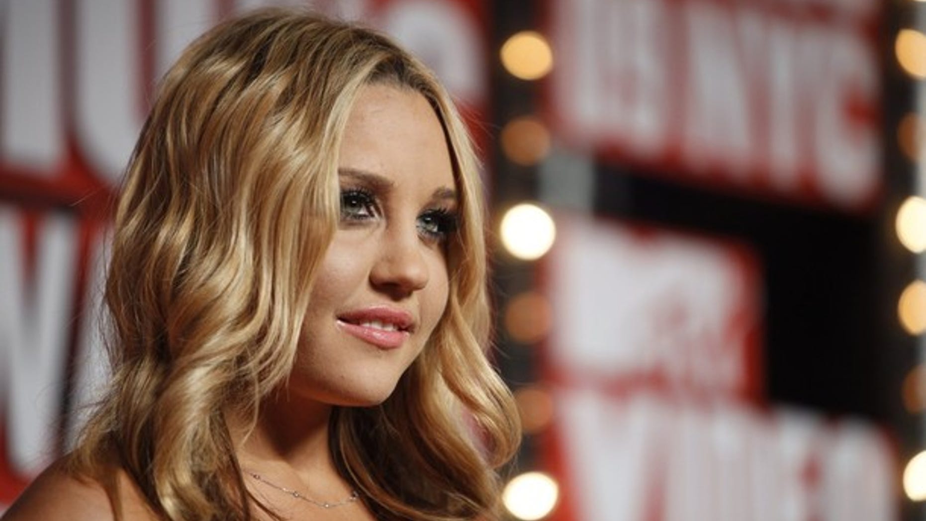 Actress Amanda Bynes arrives at the 2009 MTV Video Music Awards in New York, September 13, 2009. REUTERS/Lucas Jackson (UNITED STATES ENTERTAINMENT)