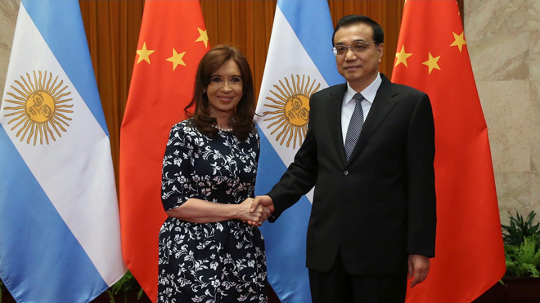 Argentine President Cristina Fernandez de Kirchner, left, poses with Chinese Premier Li Keqiang at the start of a meeting at the Great Hall of the People in Beijing Thursday, Feb. 5, 2015. Beijing is strengthening its relations with the South American country. (AP Photo/Wu Hong, Pool)