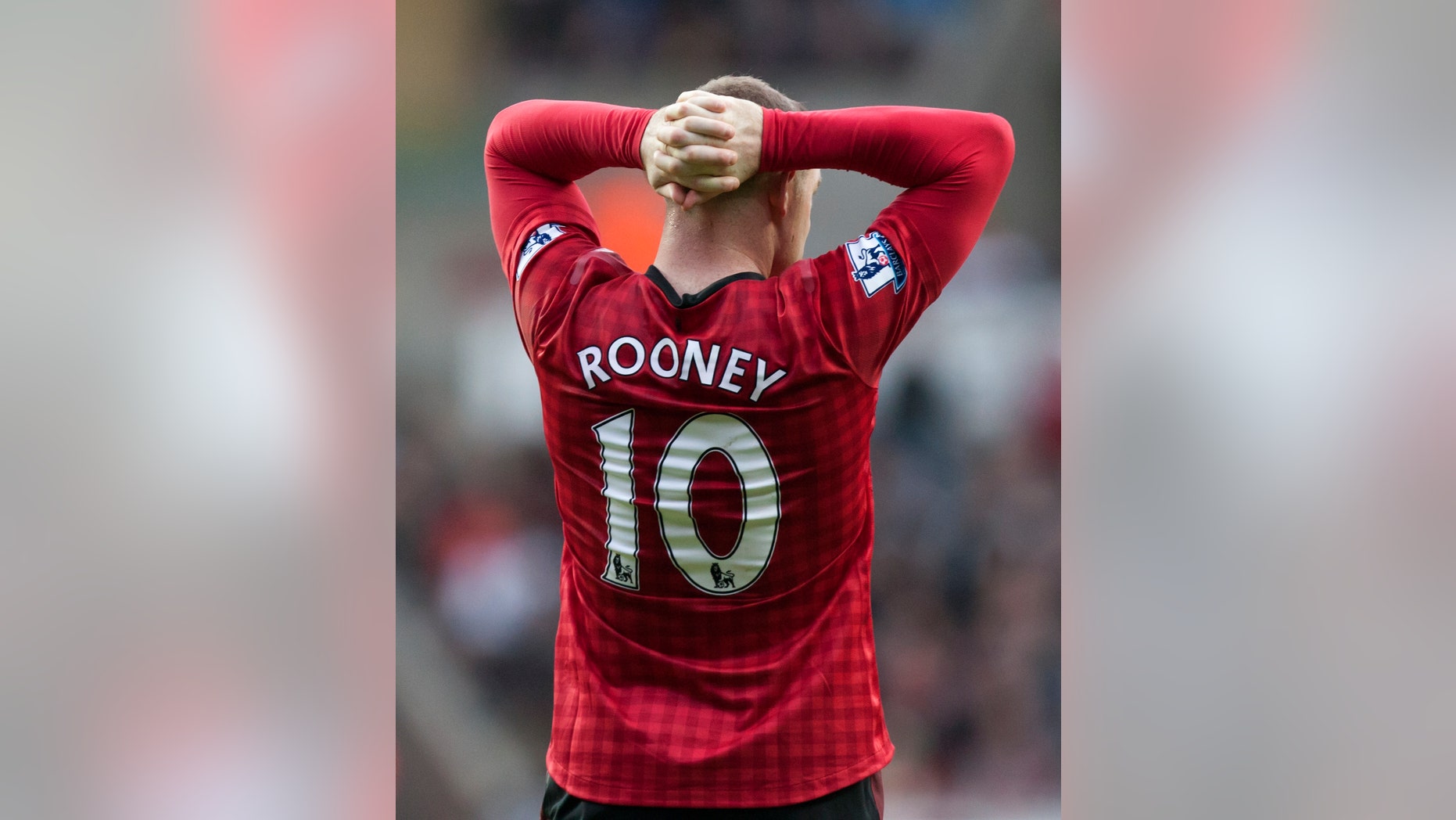 Wayne Rooney, del Manchester United, se lamenta después de haber desperdiciado un tiro libre durante el partido de la Liga Premier de su equipo contra el Swansea, en el Liberty Stadium, en Swansea, Gales, el domingo 23 de diciembre de 2012. (AP foto/Jon Super)