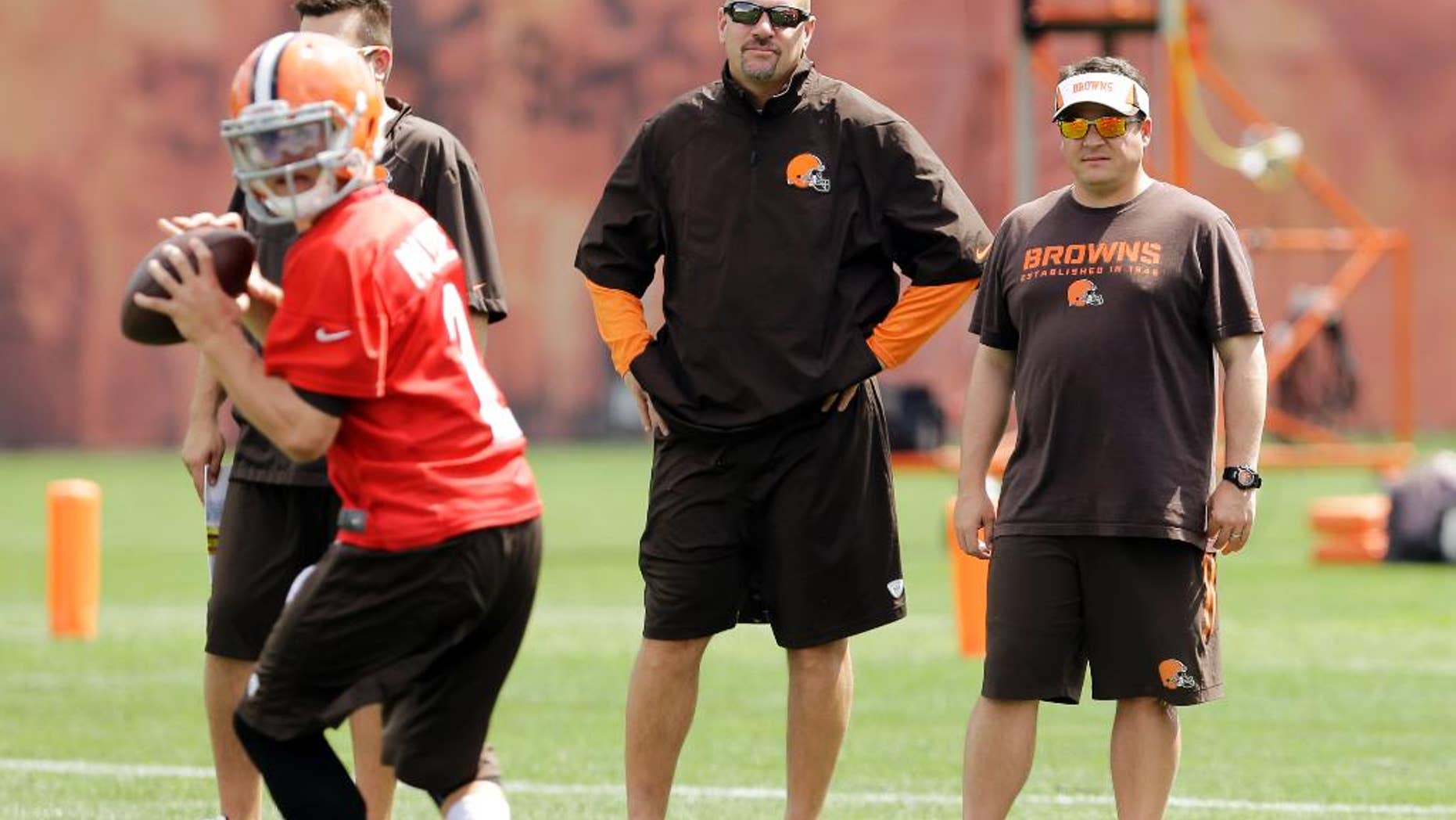 Cleveland Browns head coach Mike Pettine, center, watches practice with quarterbacks coach Dowell Loggains at the NFL football team's facility in Berea, Ohio Wednesday, Sept. 3, 2014. Pettine makes his regular season head coaching debut Sunday in Pittsburgh against the Steelers. (AP Photo/Mark Duncan)