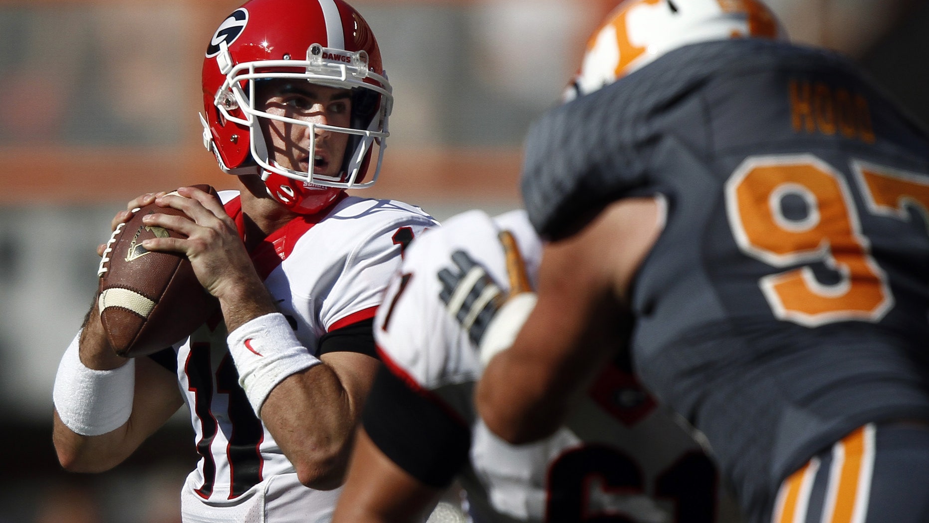Georgia quarterback Aaron Murray (11) looks for a receiver in the first quarter of an NCAA college football game against Tennessee on Saturday, Oct. 5, 2013, in Knoxville, Tenn. (AP Photo/Wade Payne)
