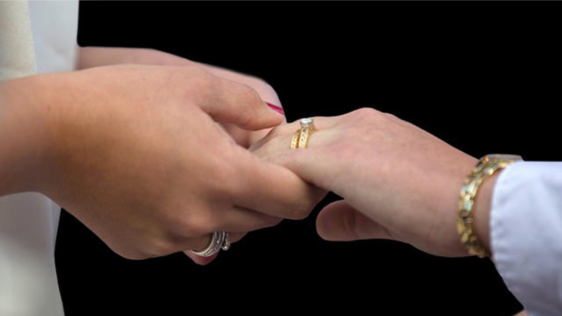 Same-sex couples in Tennessee have the same rights as heterosexual couples who have children born through artificial insemination, a judge ruled.