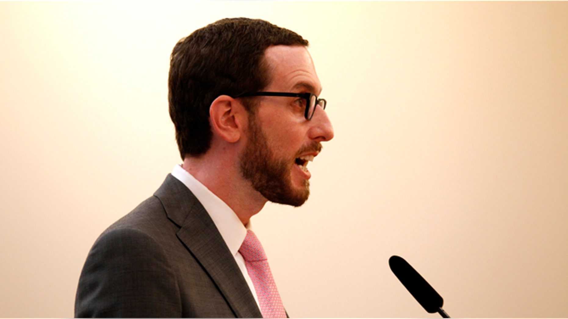 San Francisco city supervisor Scott Wiener comments on a pilot program to permit private commuter buses to use public bus stops in San Francisco, California, January 21, 2014. REUTERS/Beck Diefenbach