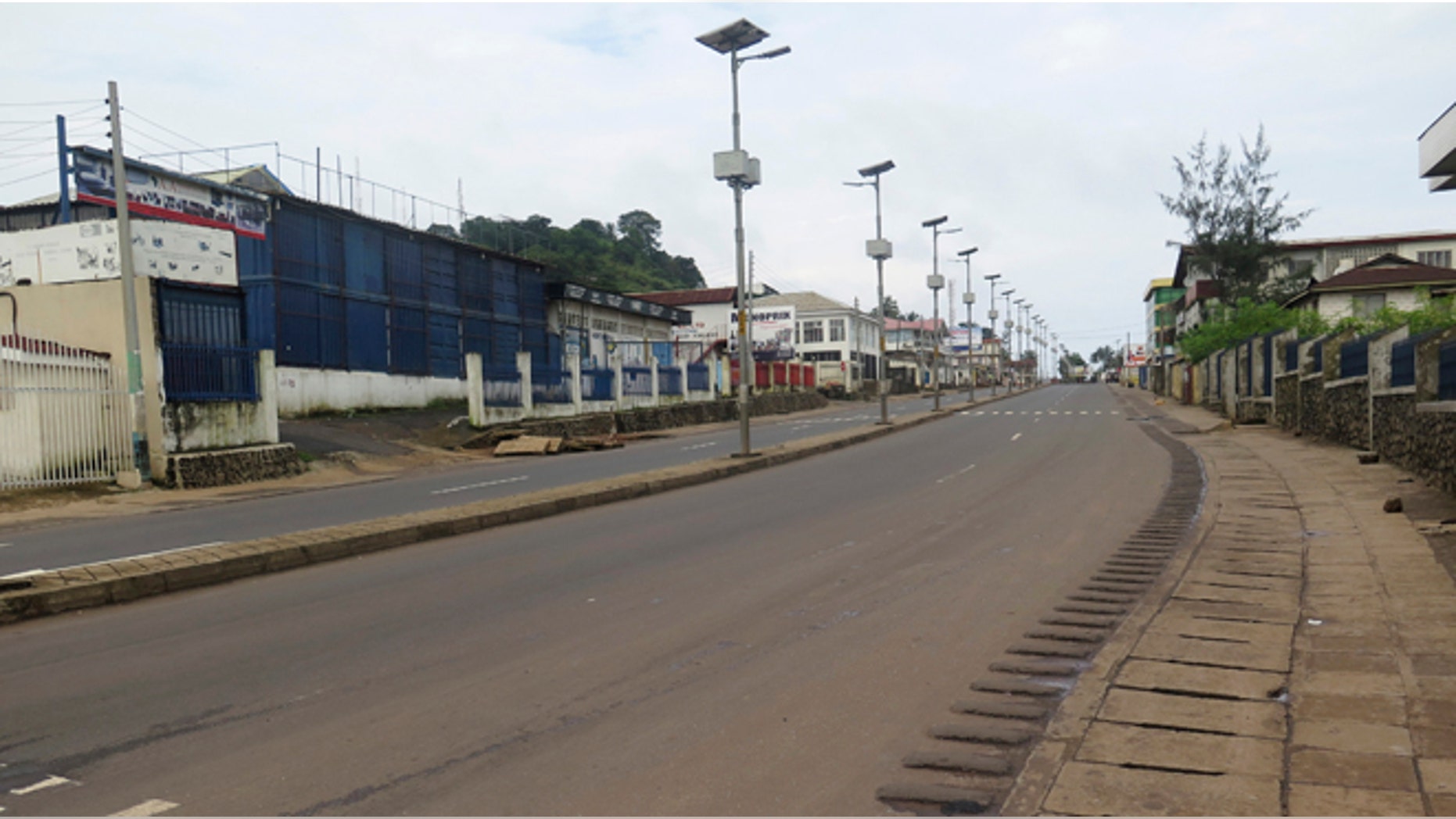 An empty street is seen at the start of a three-day national lockdown in Freetown September 19, 2014. Sierra Leone began a three-day lockdown on Friday in an effort to halt the spread of the Ebola virus, as President Ernest Bai Koroma urged residents to comply with the emergency measures. REUTERS/Umaru Fofana