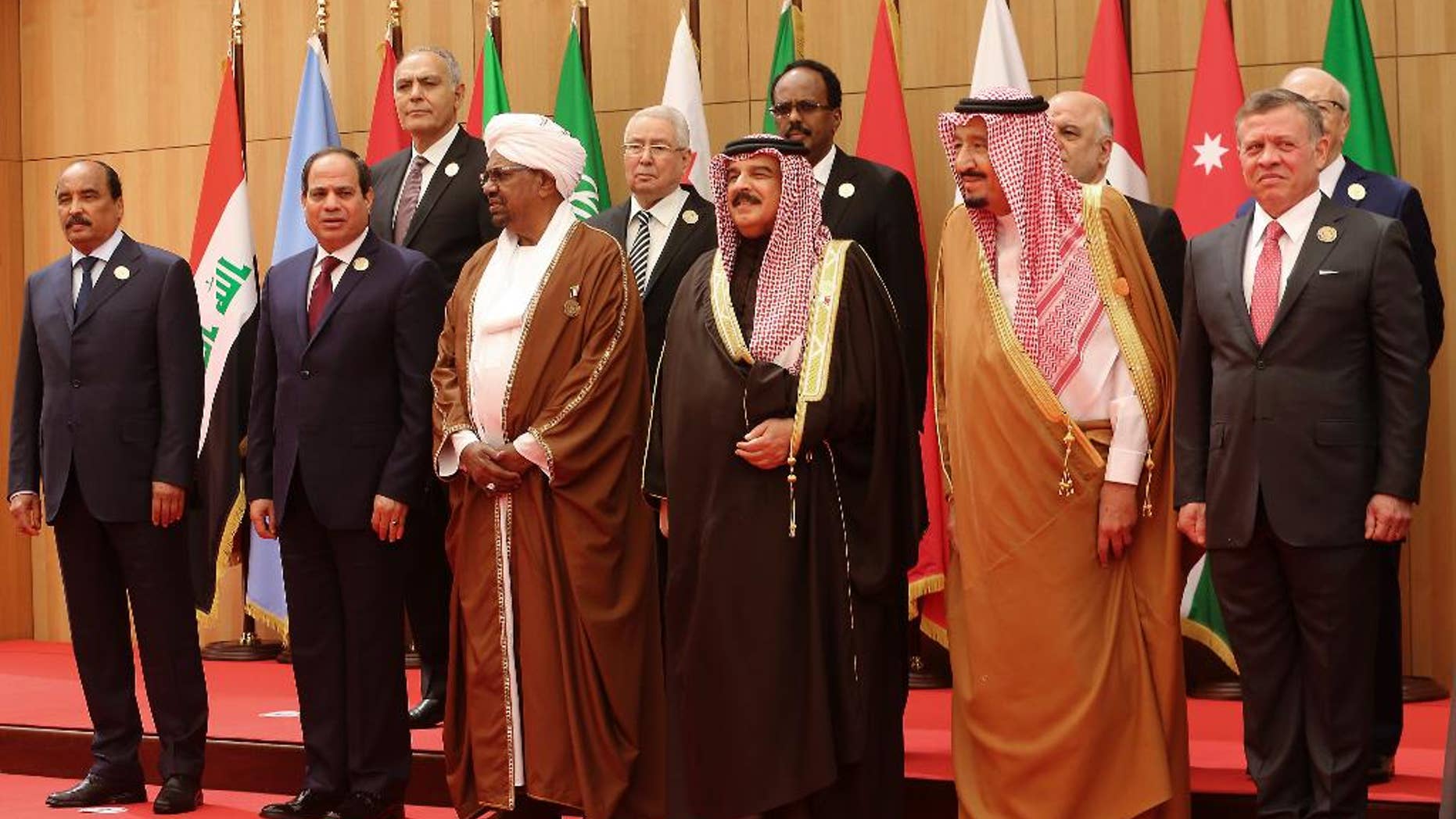 Kings, presidents and top officials from the Arab League summit posing for a group photo.