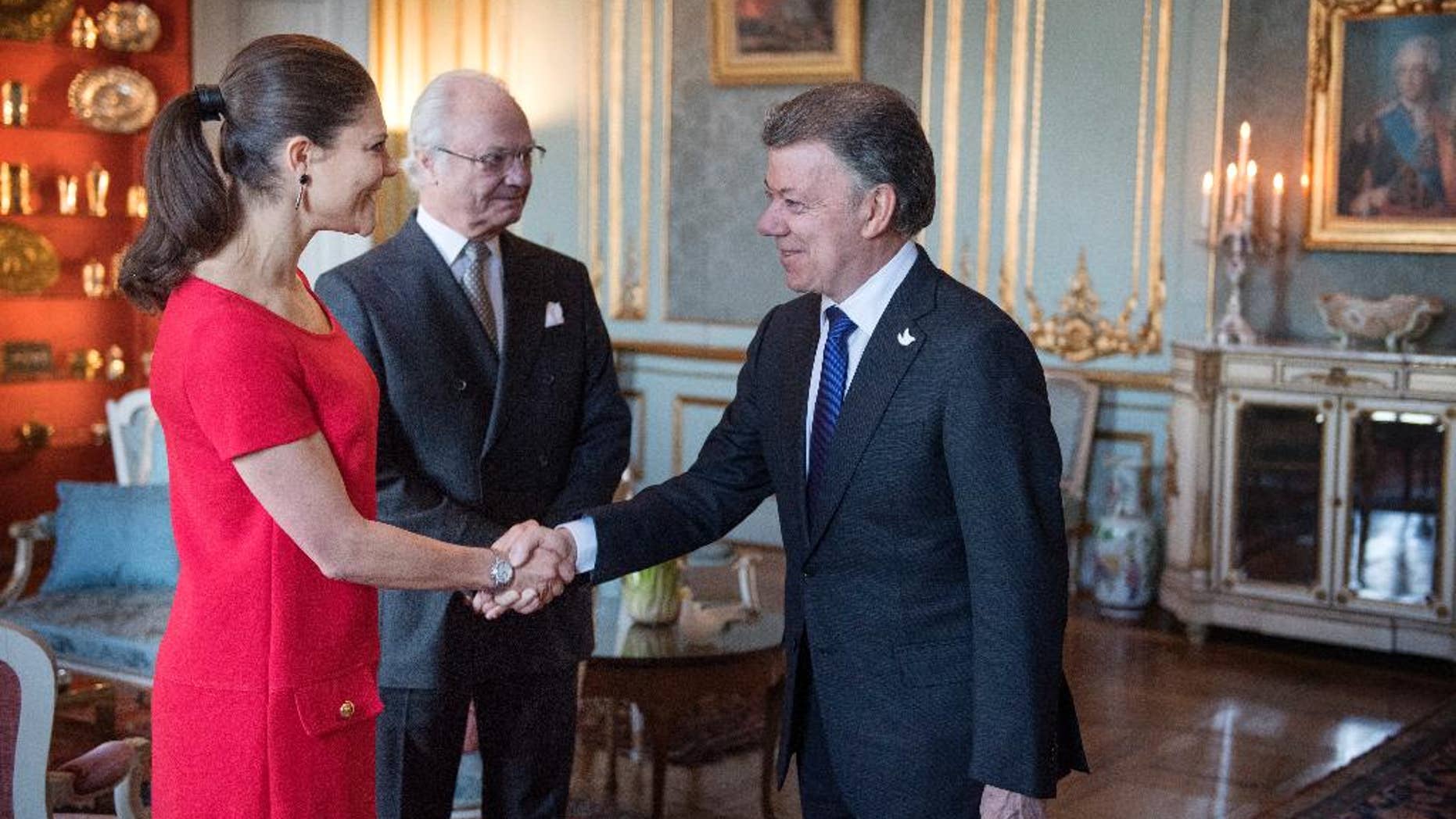 Sweden's Crown Princess Victoria, left, and King Carl Gustaf welcome Colombian president Juan Manuel Santos, right, during a audience at The Royal Palace in Stockholm, Monday, Dec. 12, 2016. Colombian President Juan Manuel Santos accepted the Nobel Peace Prize on Saturday, saying it helped his country achieve the "impossible dream" of ending a half-century-long civil war. (Jessica Gow/TT News Agency via AP)