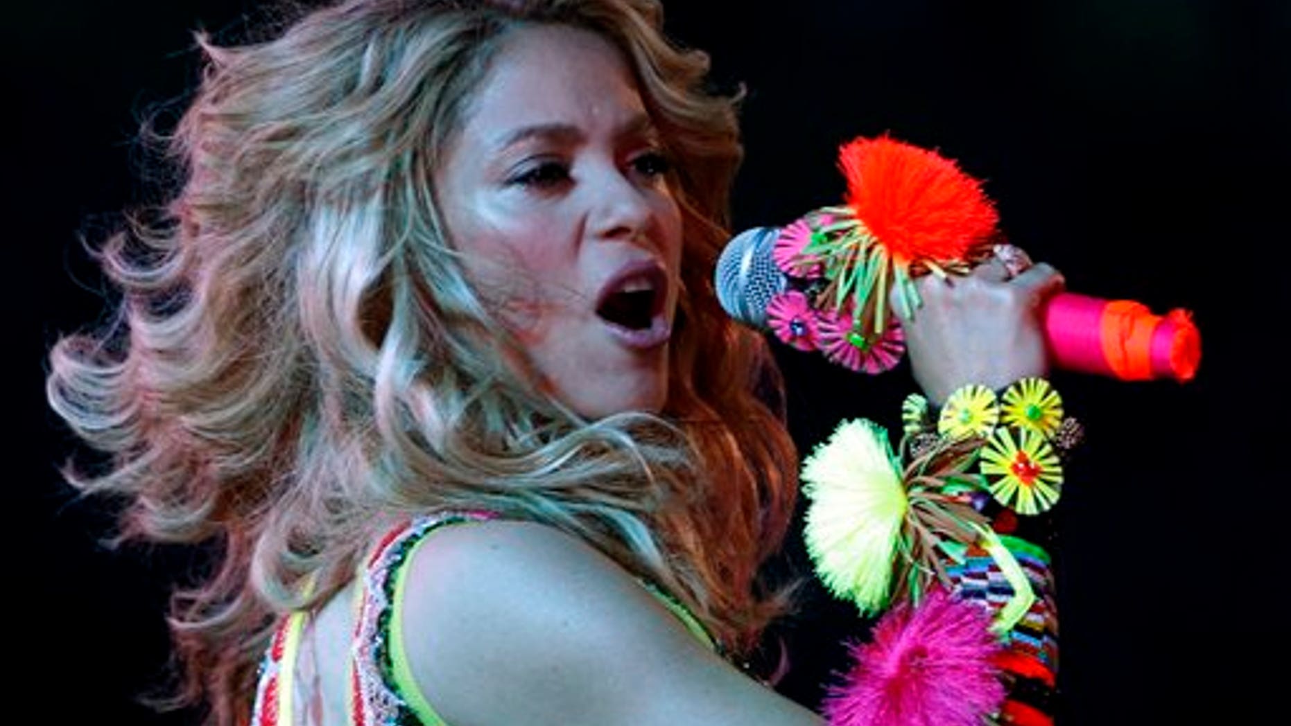 La intérprete y compositora Shakira canta durante la ceremonia de cierre de la Copa Mundial en Sudáfrica, el 11 de julio del 2010. La Universidad de Harvard nombró a la colombiana Artista del Año el jueves 24 de febrero de 2011. (Foto AP/Luca Bruno, Archivo)
