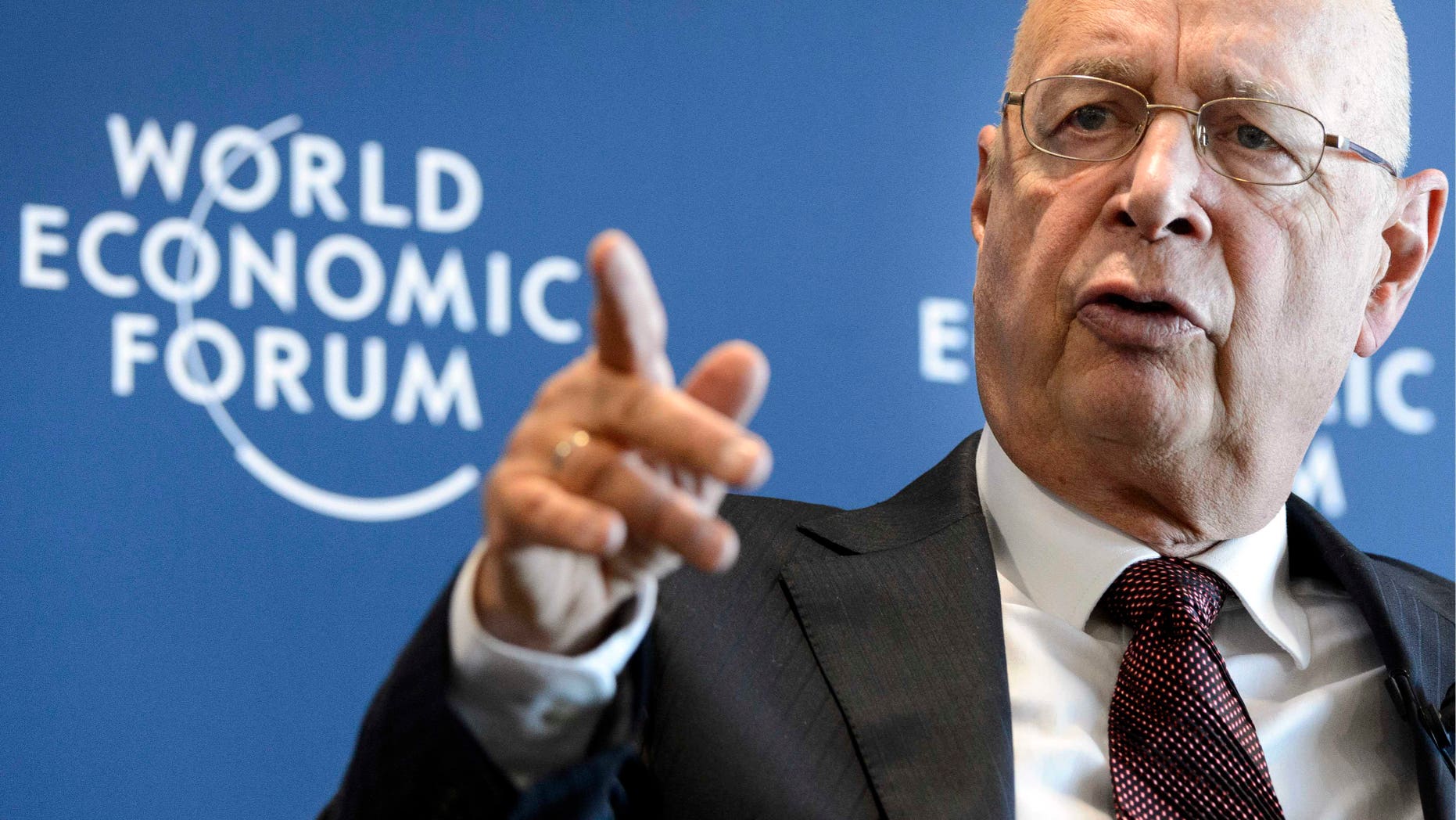 Klaus Schwab, fundador y presidente del Foro Económico Mundial en conferencia de prensa en Cologny, cerca de Ginebra, Suiza, el miércoles 16 de enero de 2013. La cumbre anual del foro en Davos se realizará del 23 al 27 de enero. (Foto AP/Keystone/Laurent Gillieron)