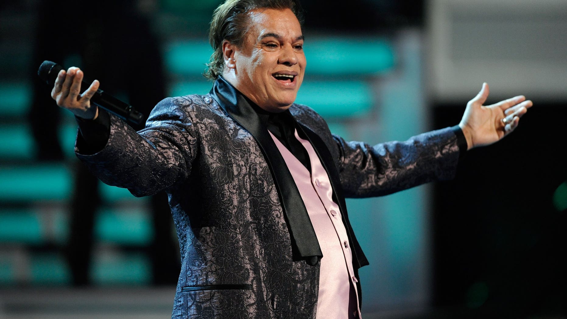 LAS VEGAS - NOVEMBER 05: Singer Juan Gabriel performs during the 10th Annual Latin GRAMMY Awards at the Mandalay Bay Events Center November 5, 2009 in Las Vegas, Nevada. (Photo by Ethan Miller/Getty Images)