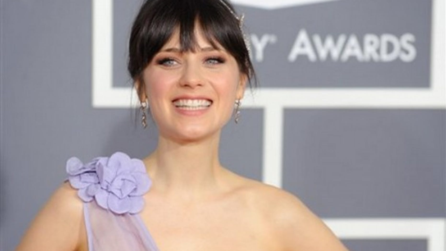 Zooey Deschanel arrives at the 51st Annual Grammy Awards on Sunday, Feb. 8, 2009, in Los Angeles. (AP Photo/Chris Pizzello)