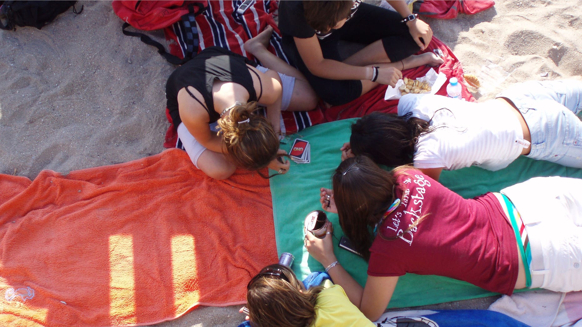 06.07.2007.La Escala.Costa Brava.España.
Chicas adolescentes jugando en la playa.
éQuim Llenas/COVER