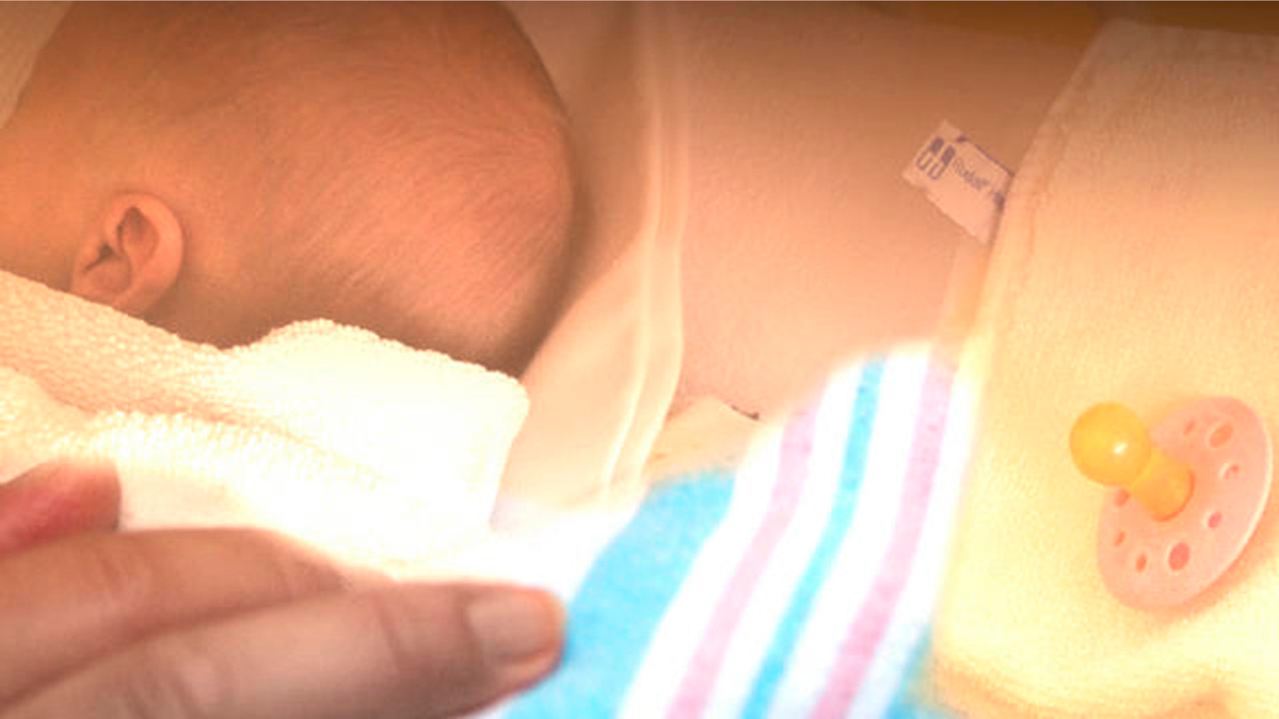 ** ARCHIV ** Zwei Neugeborene liegen am 22. Dezember 2008 auf der Geburtsstation des Klinikums Rosenheim in Oberbayern in einem Kinderbett. Die Zahl der Geburten ist im November 2008 im zweiten Monat in Folge drastisch eingebrochen. Mit einem Minus von 11,7 Prozent gegenueber dem entsprechenden Vorjahresmonat war der Geburtenrueckgang fast so hoch wie im Oktober, als er 11,9 Prozent betragen hatte, wie aus den am Montag, 9. Maerz 2009, veroeffentlichten vorlaeufigen Monatsergebnissen des Statistischen Bundesamtes hervorgeht. (AP Photo/Uwe Lein) ---** FILE ** Two newborn babies are seen at the hospital in Rosenheim, southern Germany, on Monday, Dec. 22, 2008. (AP Photo/Uwe Lein)