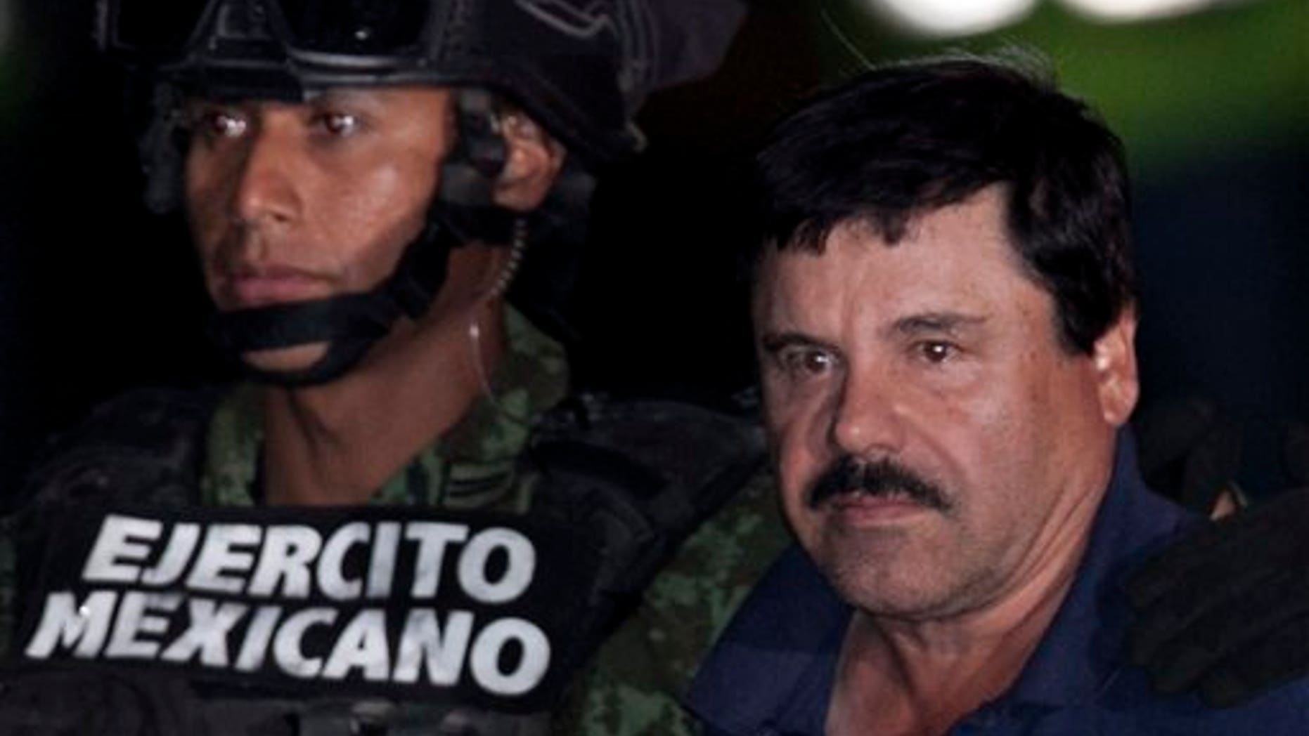 El capo mexicano de la droga Joaquín "El Chapo" Guzmán (derecha), escoltado por soldados y marines del ejército hasta un helicóptero en un hangar federal en la ciudad de México, el 8 de enero de 2016. El narcotraficante más buscado del mundo, fue capturado el 8 de enero por tercera vez, seis meses después de su espectacular fuga de un penal de máxima seguridad a través de un túnel, una huida que avergonzó al gobierno mexicano y tensó las relaciones con Estados Unidos. (Foto AP/Marco Ugarte)