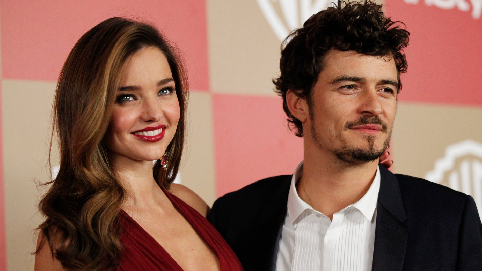 Actor Orlando Bloom (R) and model Miranda Kerr pose at the InStyle/Warner Bros. after party following the 70th annual Golden Globe Awards in Beverly Hills, California January 13, 2013. REUTERS/Mario Anzuoni (UNITED STATES - Tags: ENTERTAINMENT) (GOLDENGLOBES-PARTIES) - RTR3CFJY