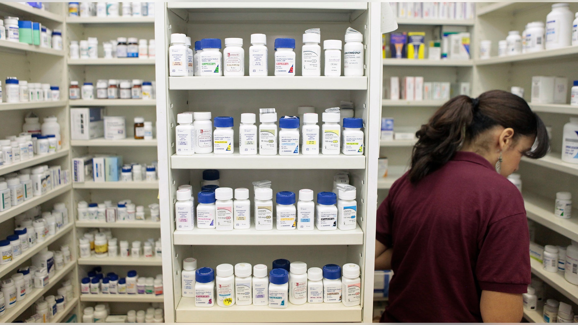 A pharmacy employee looks for medication as she works to fill a prescription while working at a pharmacy in New York December 23, 2009. REUTERS/Lucas Jackson (UNITED STATES - Tags: HEALTH POLITICS) - RTR28BCM