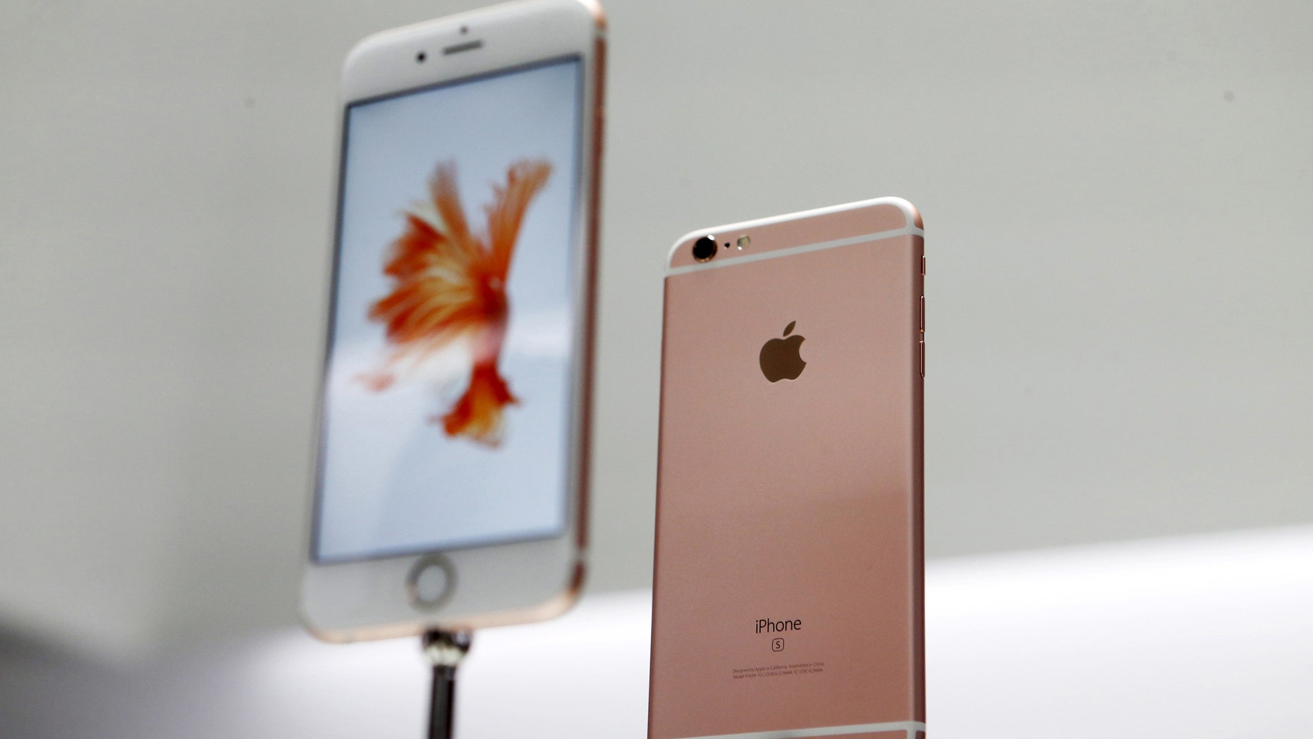 File photo - The Apple iPhone 6S and 6S Plus are displayed during an Apple media event in San Francisco, California, Sept. 9, 2015. (REUTERS/Beck Diefenbach)