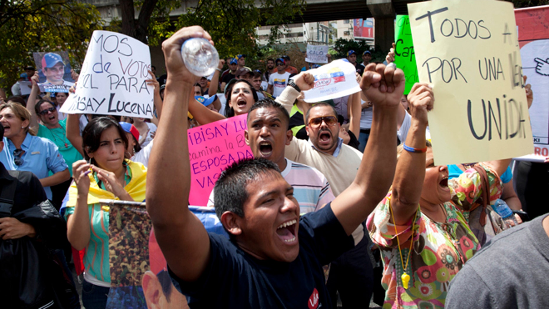 Opposition supporters protest the official results of the presidential election in Caracas, Venezuela, Monday, April 15, 2013. Hugo Chavez's hand-picked successor, Nicolas Maduro, won a razor-thin victory in Sunday's special presidential election but the opposition candidate Henrique Capriles refused to accept the result and demanded a full recount .(AP Photo/Ramon Espinosa)