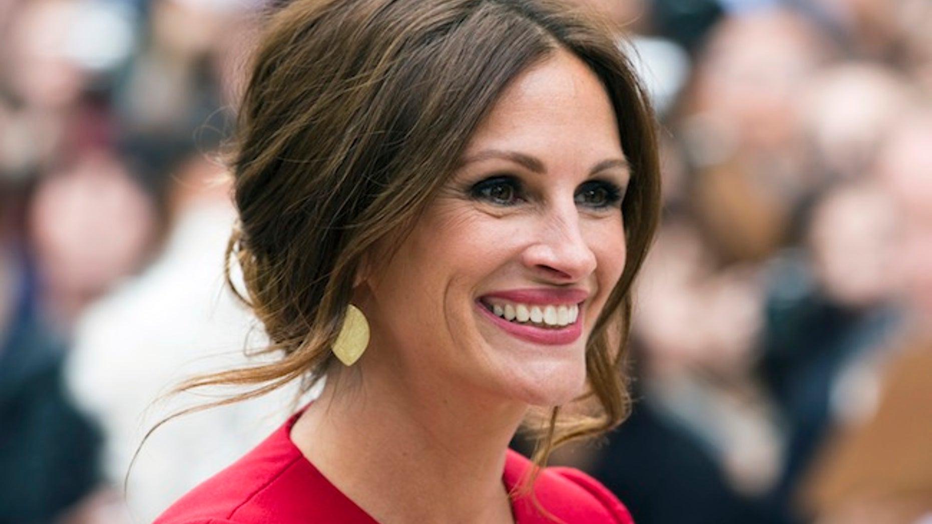 Cast member Julia Roberts arrives for the "August: Osage County" screening at the 38th Toronto International Film Festival in Toronto, September 9, 2013. REUTERS/Mark Blinch (CANADA - Tags: ENTERTAINMENT) - RTX13EVR