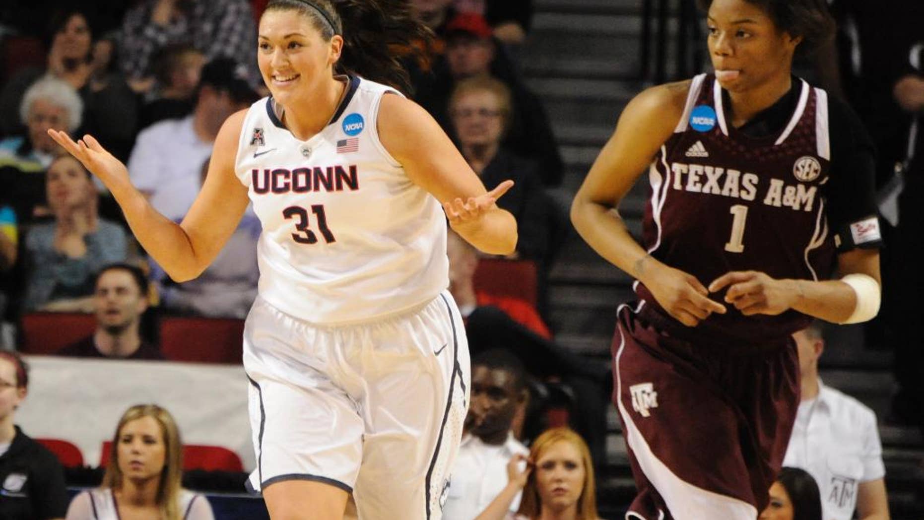 Connecticut's Stefanie Dolson (31) and Texas A&M's Courtney Williams (1) during the first half of their Monday March 31, 2014 regional final in the NCAA college basketball tournament in Lincoln, Neb.(AP Photo/Dave Weaver)