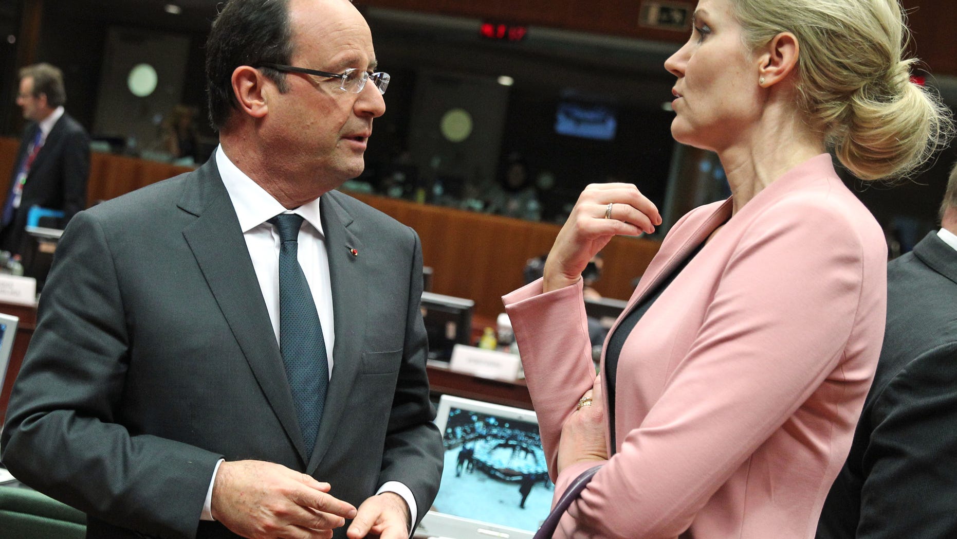 French President Francois Hollande, left, talks with Denmark's Prime Minister Helle Thorning-Schmidt, during an EU summit at the European Council building in Brussels, Thursday, Dec. 19, 2013. The economic crisis is on the EU summit's agenda, as well as issues ranging from defense and banking to relations with Ukraine and the crisis in Central African Republic. (AP Photo/Yves Logghe)