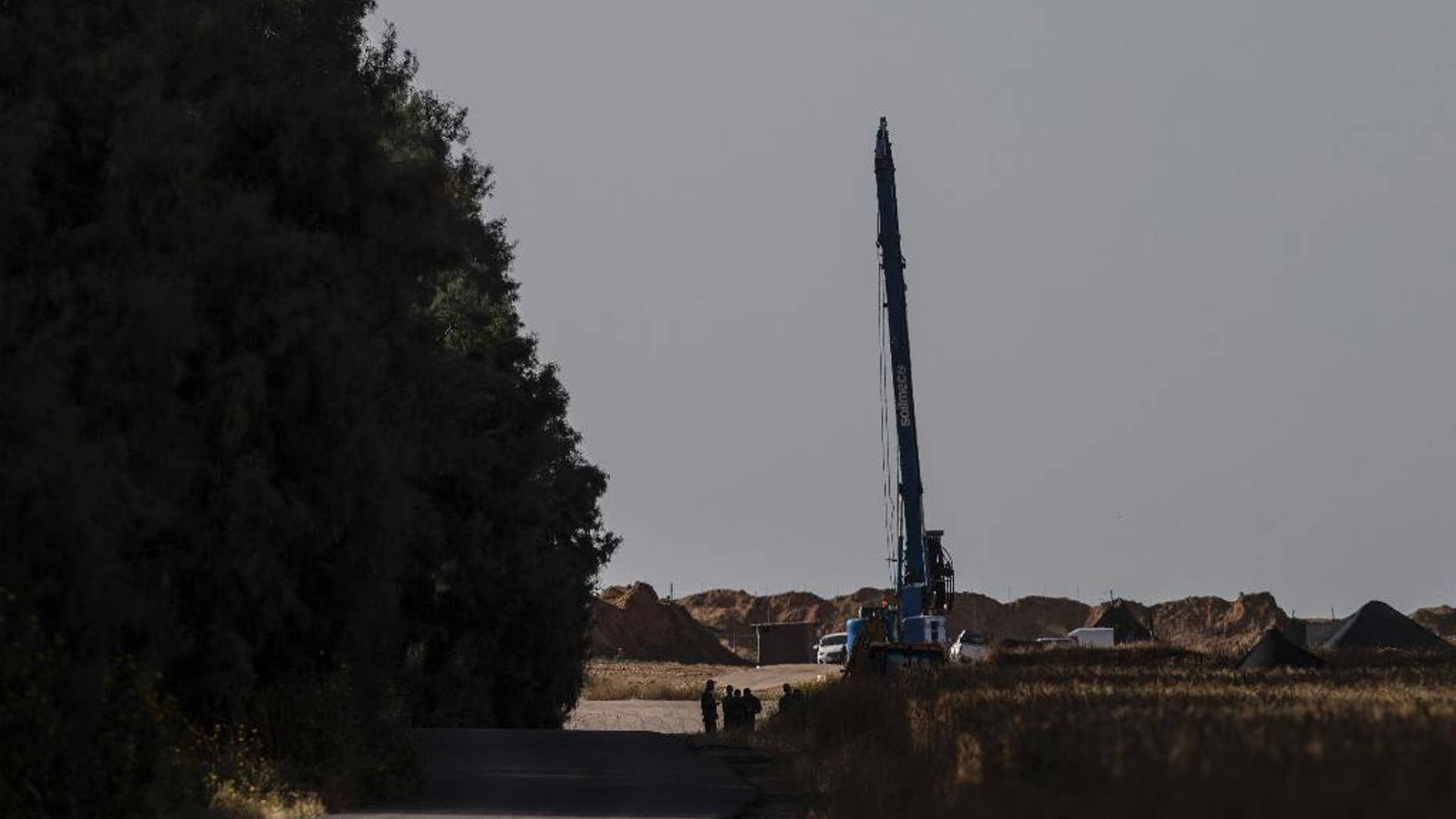 In this photo made on Monday April 11, 2016, an Israeli military drill searches for fighting tunnels on the southern Israel and Gaza border. The Israeli military says it has discovered and destroyed an attack tunnel burrowing from Gaza into Israel. Spokesman said the tunnel is the first discovered since Israel's 2014 war with the militant Hamas movement that governs the Gaza Strip. (AP photo / Tsafrir Abayov)