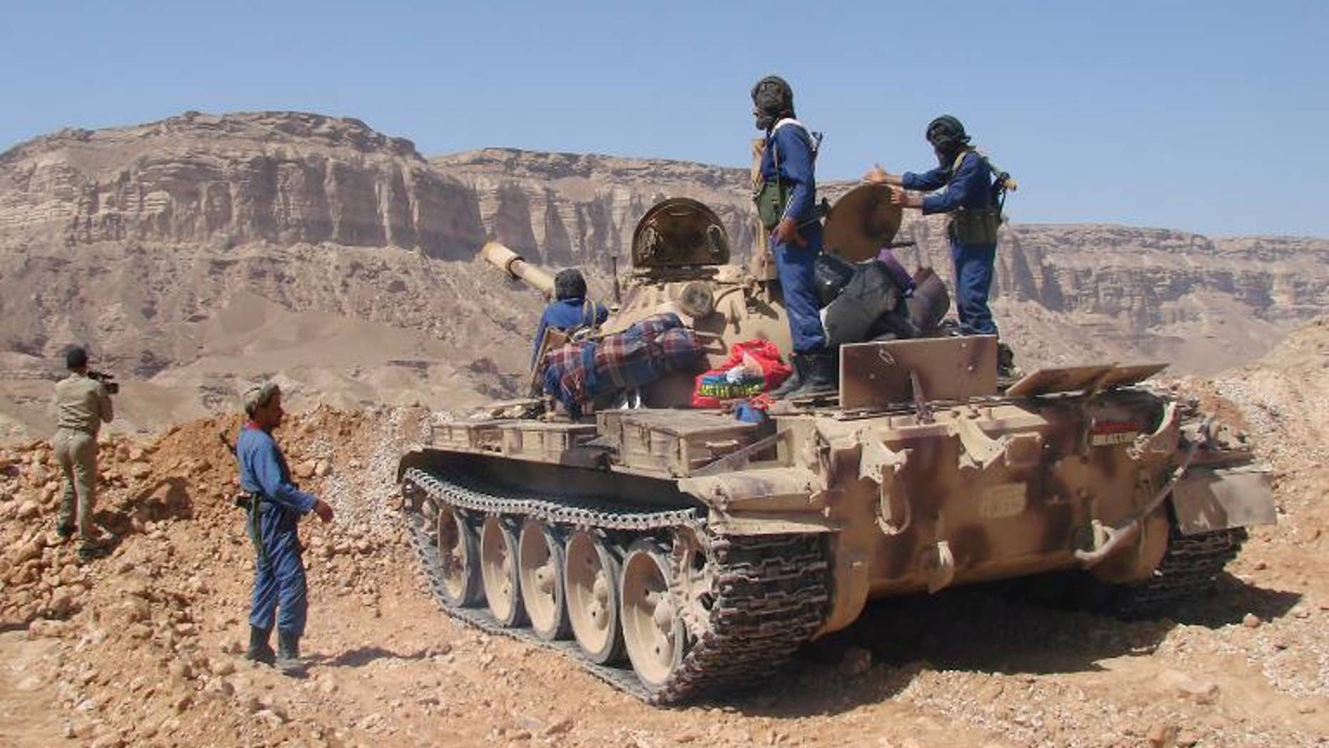 Yemeni army troops take position on September 27, 2010 on the hills overlooking the southern town of Huta