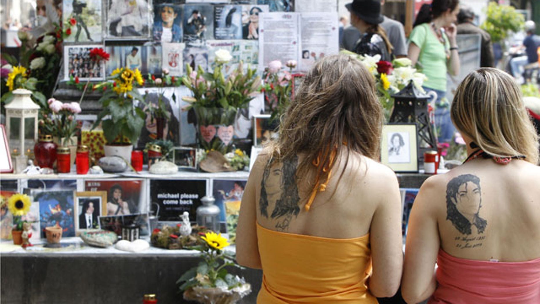 Fans observe a moment of silence at a memorial for the late Michael Jackson in Munich June 25, 2010. (REUTERS)