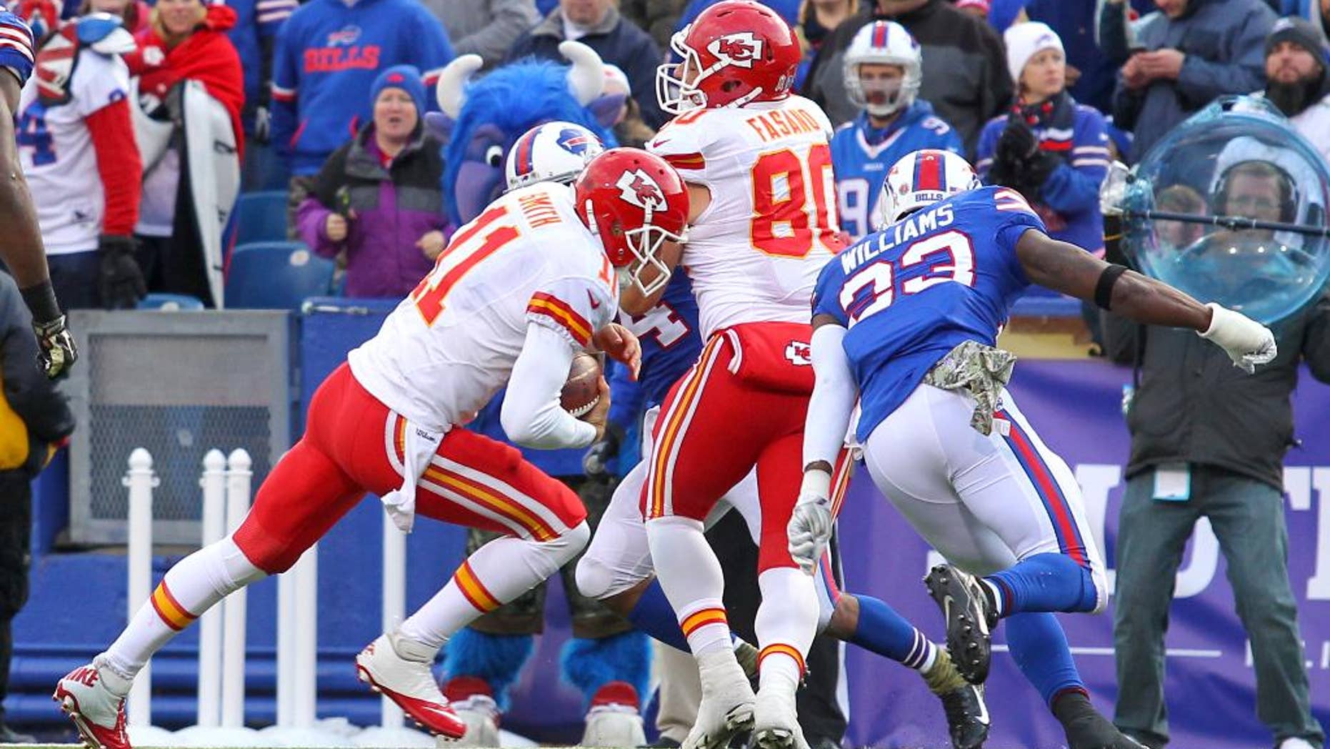 Kansas City Chiefs quarterback Alex Smith (11) runs for a touchdown against the Buffalo Bills during the second half of an NFL football game, Sunday, Nov. 9, 2014, in Orchard Park, N.Y. (AP Photo/Bill Wippert)