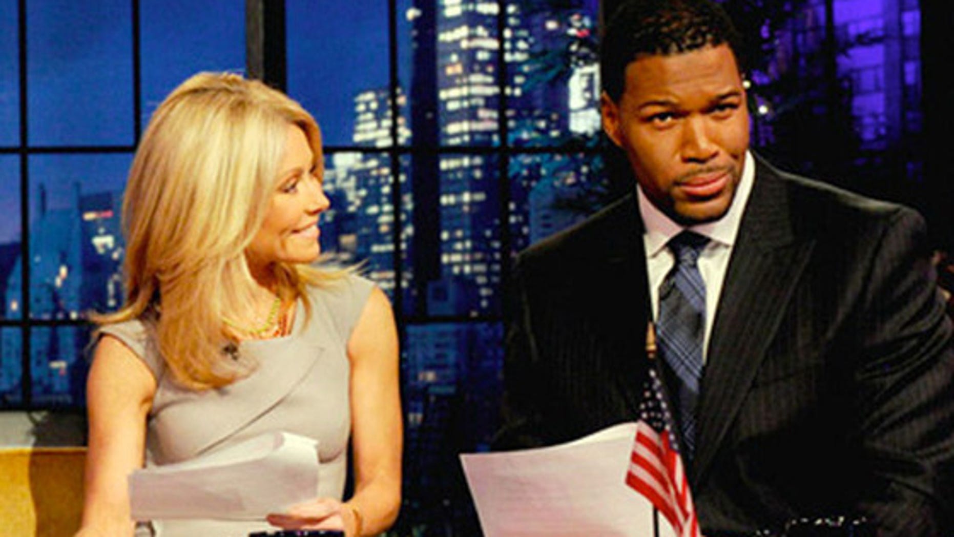 Its Official Michael Strahan Replaces Regis Philbin As Kelly Ripas