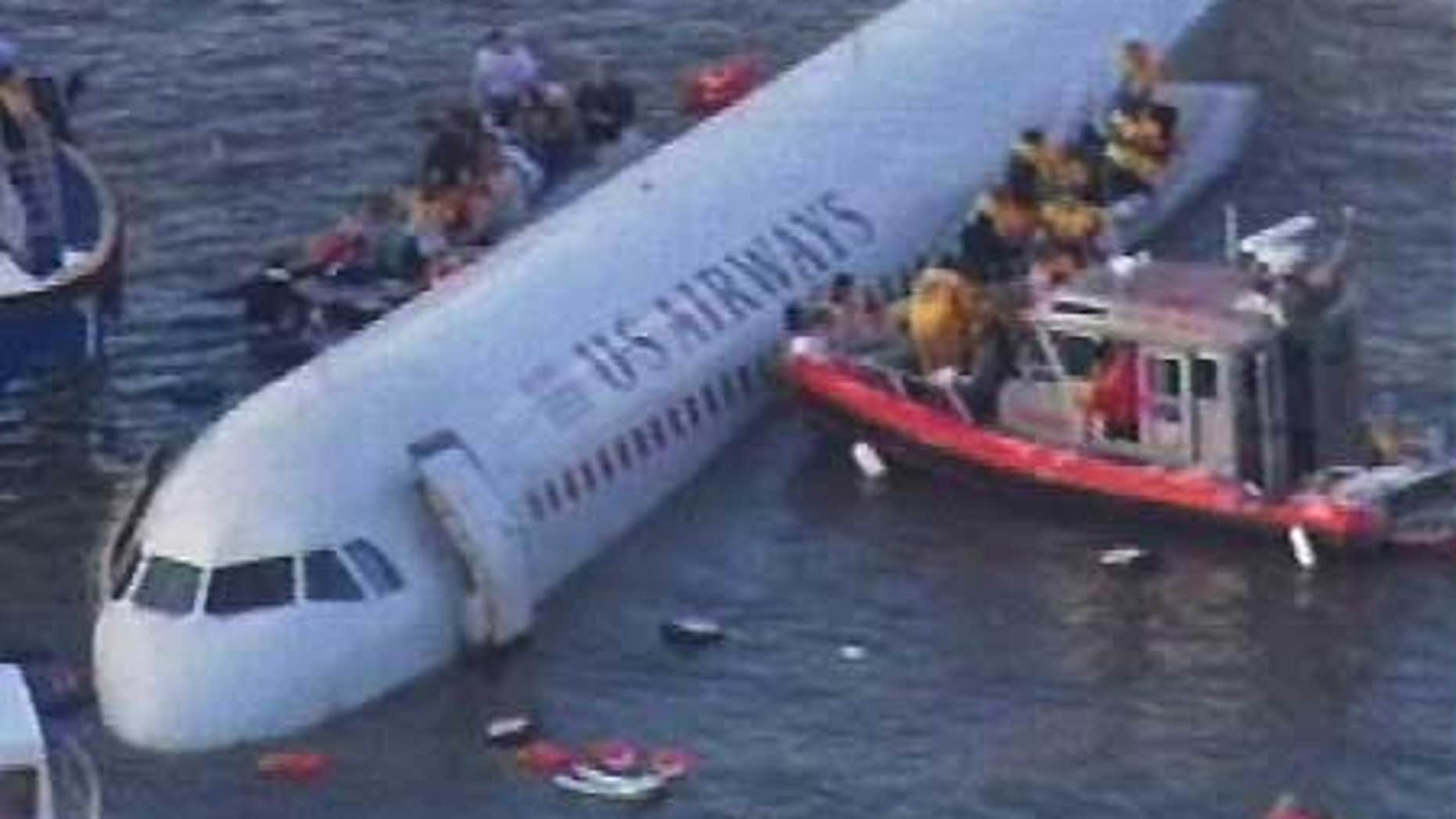 Аварийные посадки самолетов на воду. Сел на Гудзон а320. Аэробус а320 Гудзон. Рейс 1549 посадка на Гудзон. Авиакатастрофа на Гудзоне 2009.