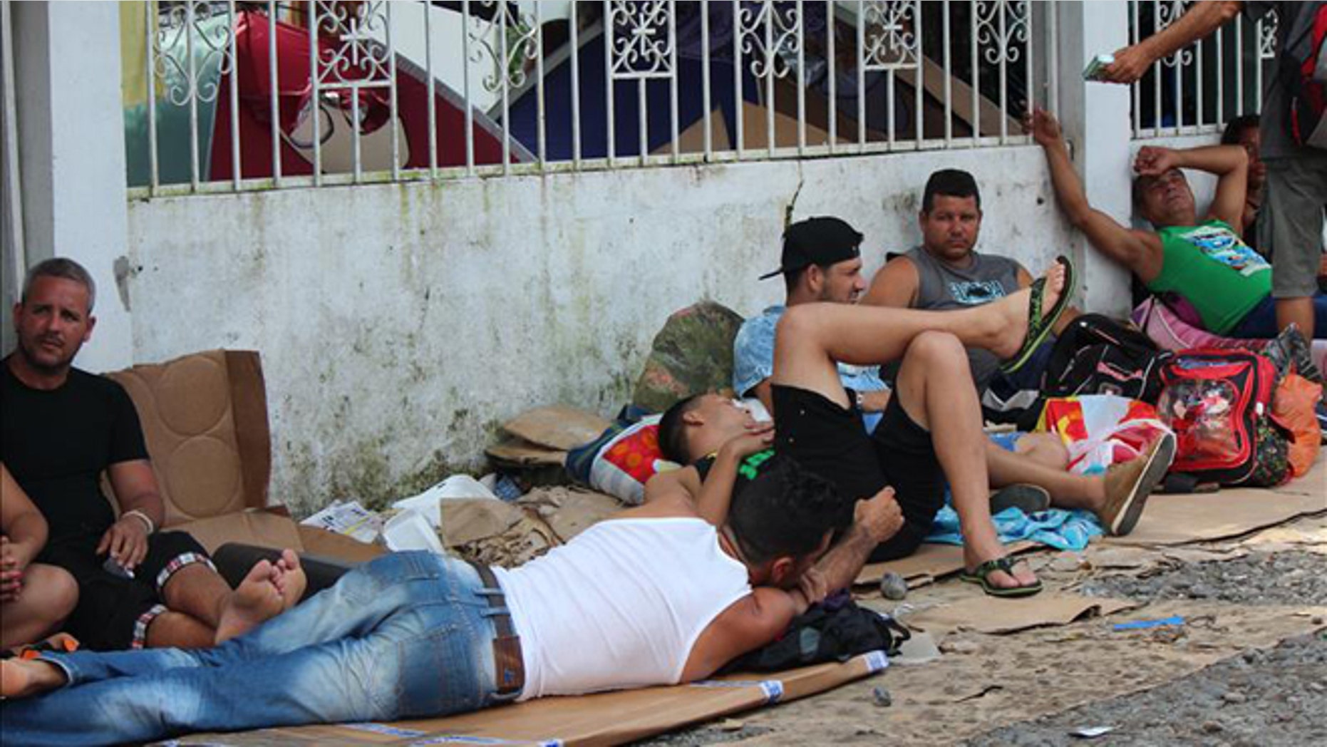 Some 800 Cubans spent Christmas Eve at the Panamanian-Costa Rican border.