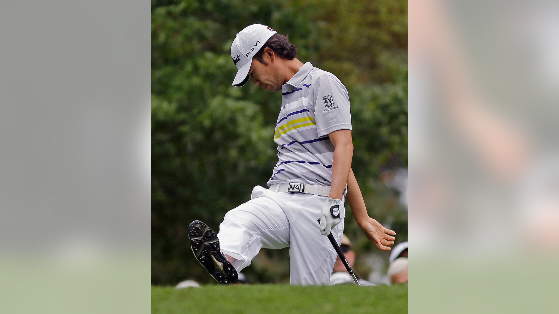 Kevin Na reacts after his tee shot on the fourth hole during the fourth round of the Masters golf tournament Sunday, April 14, 2013, in Augusta, Ga. (AP Photo/Matt Slocum)