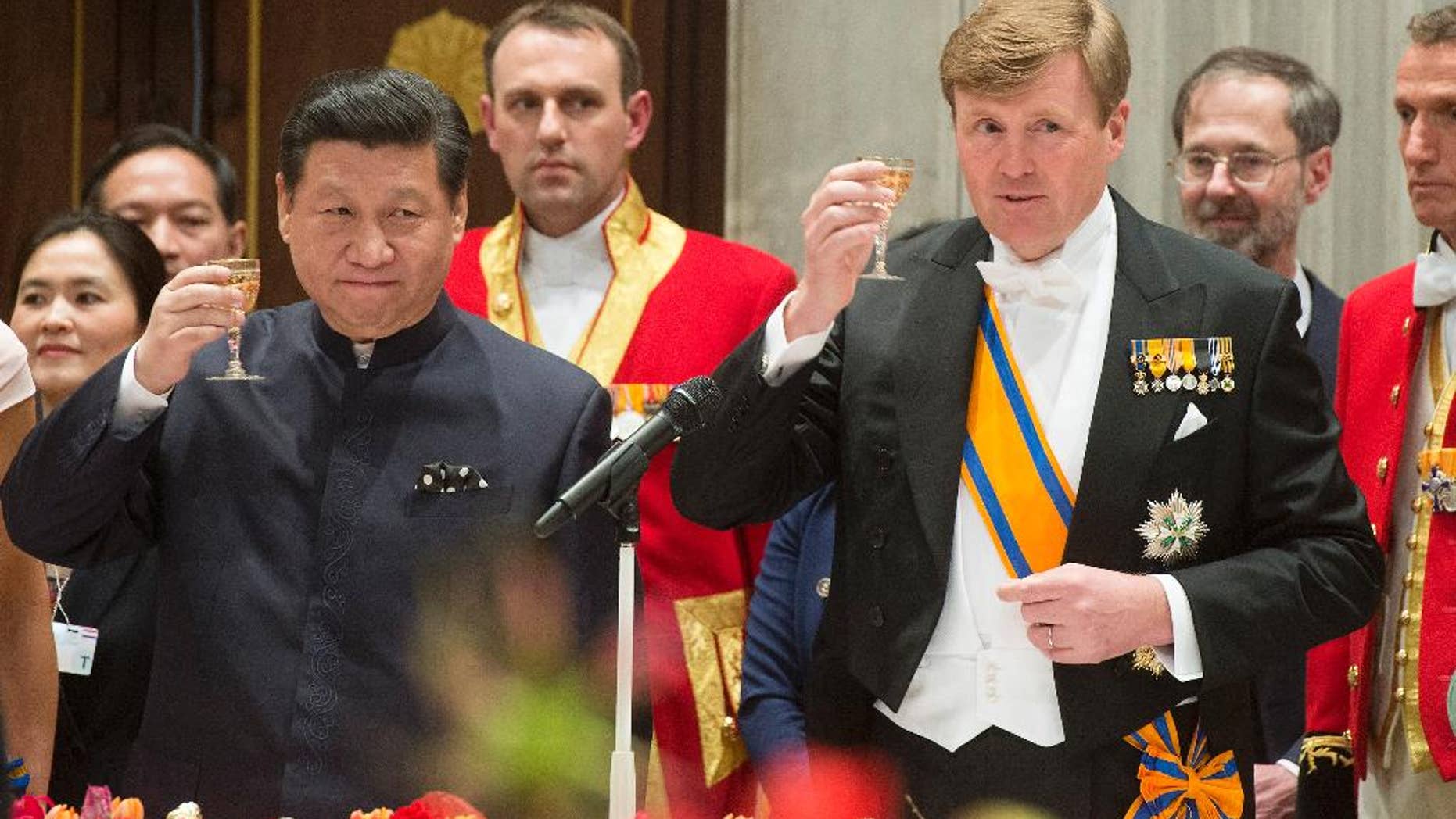 China's President Xi Jinping, left, and Dutch King Willem Alexander, right, propose a toast during the official state banquet at the royal palace in Amsterdam, Netherlands, Saturday March 22, 2014. Xi is on a two-day state visit ahead of the March 24 and 25 Nuclear Security Summit in The Hague. (AP Photo/Toussaint Kluiters, Pool)