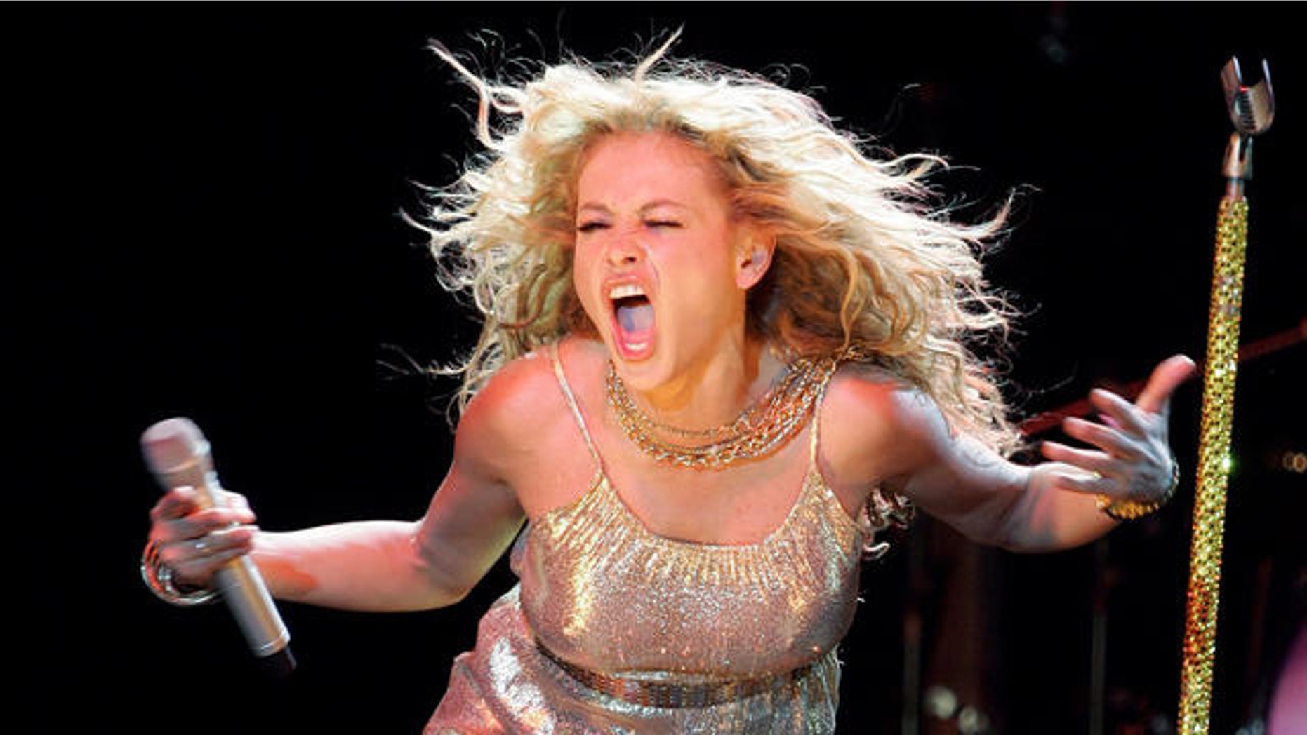 Mexican singer Paulina Rubio performs during a concert in Madrid, Thursday July 12, 2007 as part of her Spanish tour. (AP Photo/Paul White)