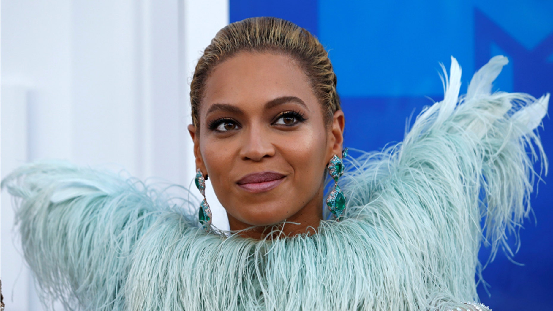 Singer Beyonce arrives at the 2016 MTV Video Music Awards in New York, U.S., August 28, 2016. REUTERS/Eduardo Munoz/File Photo - RTSPNH0