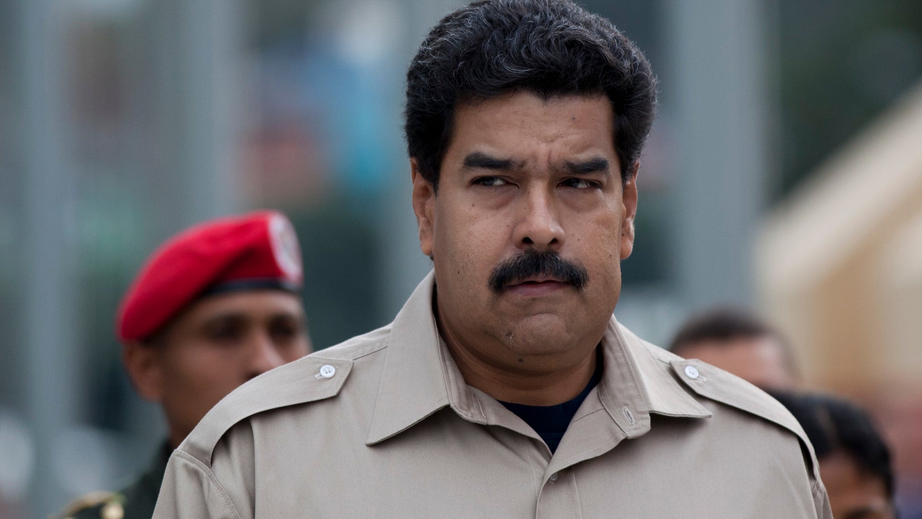 En imagen del martes 5 de noviembre de 2013, el presidente venezolano Nicolás Maduro llega al museo militar para visitar la tumba de su antecesor Hugo Chávez en Caracas. El mandatario ordenó a las autoridades tomar control de la cadena de tiendas Daka, a cuyos propietarios acusa de especular. (Foto de AP/Ariana Cubillos)