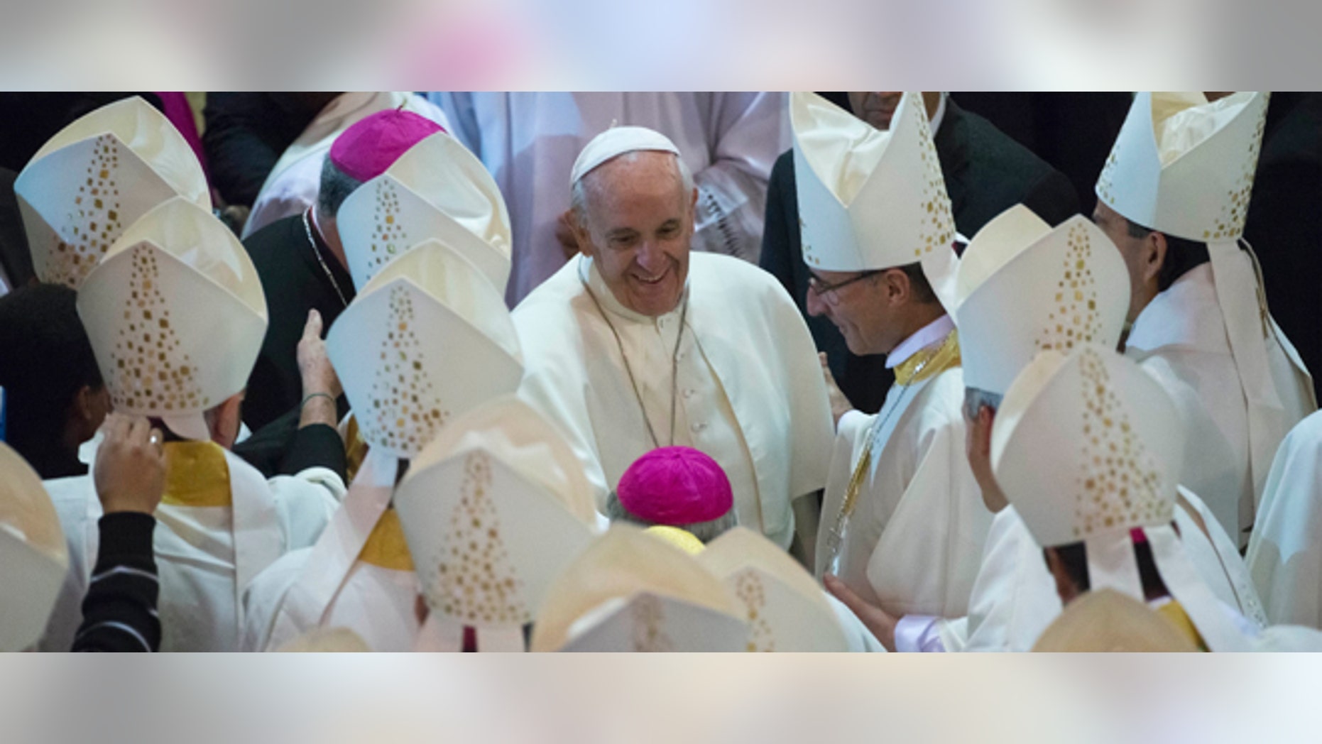 El papa Francisco es recibido por obispos a su llegada a una misa en la catedral de Rio de Janeiro, el sábado 27 de julio del 2013. El Papa retó a los obispos de todo el mundo a que salgan de sus iglesias y prediquen y que tengan el valor de ir a los más lejanos márgenes de la sociedad para encontrar a los fieles. El papa Francisco se encuentra en el sexto dÃa de su viaje a Brasil donde participa en el DÃa Mundial de la Juventud en Rio de Janeiro. (AP Foto/Domenico Stinellis)