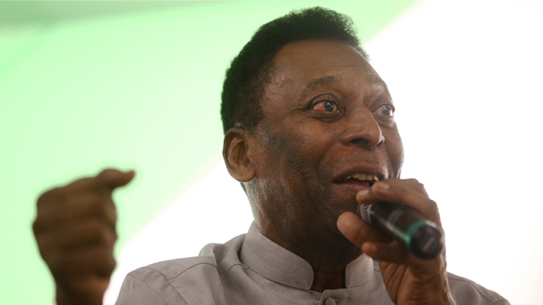 RIO DE JANEIRO, BRAZIL - MAY 15: Brazilian soccer legend Pele speaks to customers in the Apple store on May 15, 2014 in Rio de Janeiro, Brazil. Pele and film director Anibal Neto spoke with customers about 'Pele Eterno', a documentary about Pele's life. The 2014 FIFA World Cup kicks off on June 12. (Photo by Mario Tama/Getty Images)
