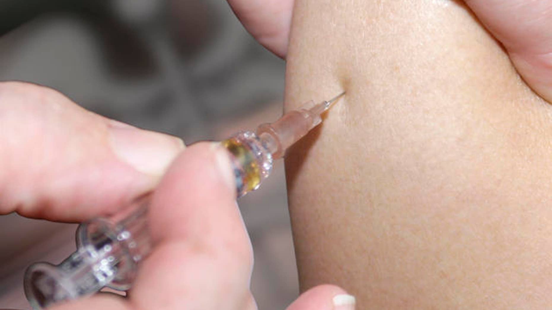 Eine Aerztin impft am Montag, 28.April 2008, in ihrer Praxis in Stuttgart einen Patienten gegen Masern. (AP Photo/Thomas Kienzle)-------A doctor vaccinates a patient against measles in her doctor's office in Stuttgart, Germany, Monday, April 28, 2008. (AP Photo/Thomas Kienzle)