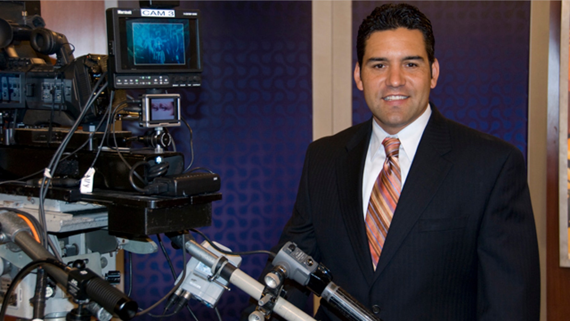Rolando Nichols is a successful media entrepreneur who left a privileged position in Spanish media to achieve his very own American dream: create his own media production company, Centro Net Productions, based in Torrence, California.