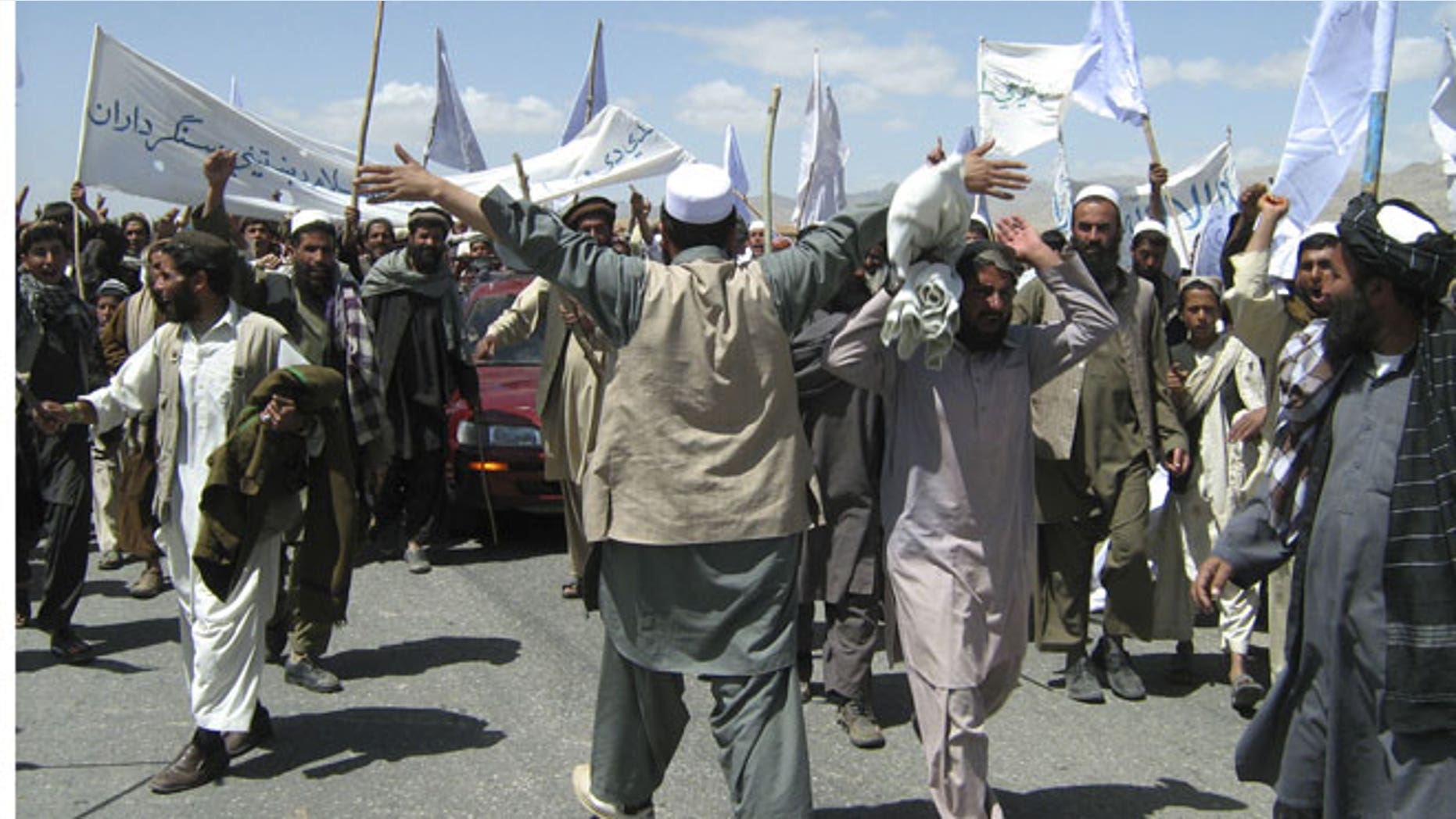 May 26, 2012: More than 1500 Afghans block the highway between Kabul and Kandahar in Seed Abad, Wardak province, Afghanistan. The protesters demanded a stop to military night operations.