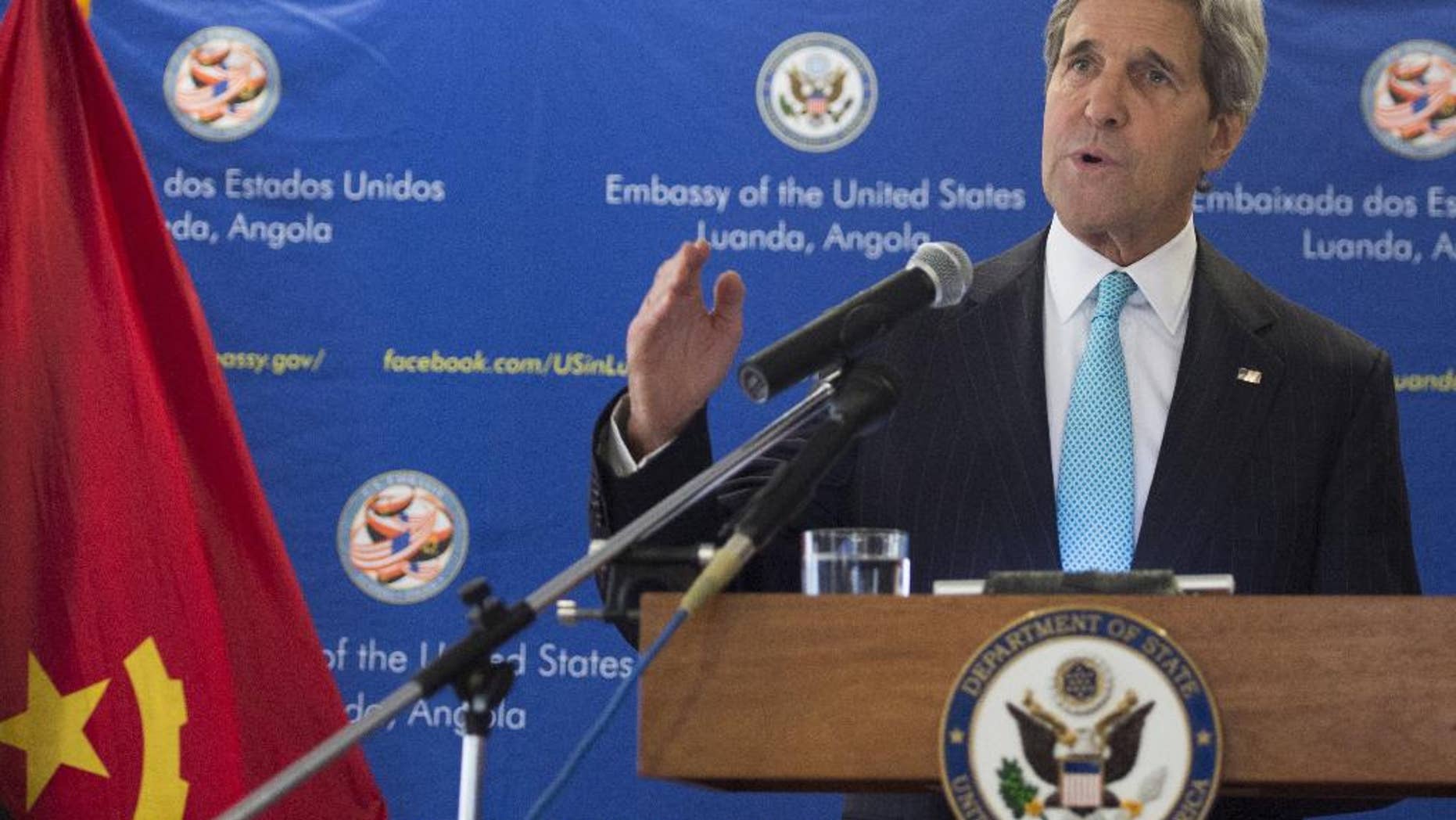US Secretary of State John Kerry holds a media conference in Luanda, Angola, Monday, May 5, 2014. Kerry on May 4, praised oil-rich Angola's leadership role in efforts to solve long-drawn conflicts on the African continent, and suggested the need to set a date for democratic elections. (AP PHOTO / Saul Loeb)