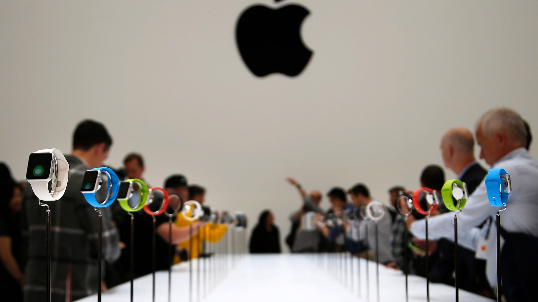 Members of the media look at the Apple Watch during an Apple event at the Flint Center in Cupertino, California, September 9, 2014. REUTERS/Stephen Lam (United States - Tags: SCIENCE TECHNOLOGY BUSINESS TPX IMAGES OF THE DAY) - RTR45L64