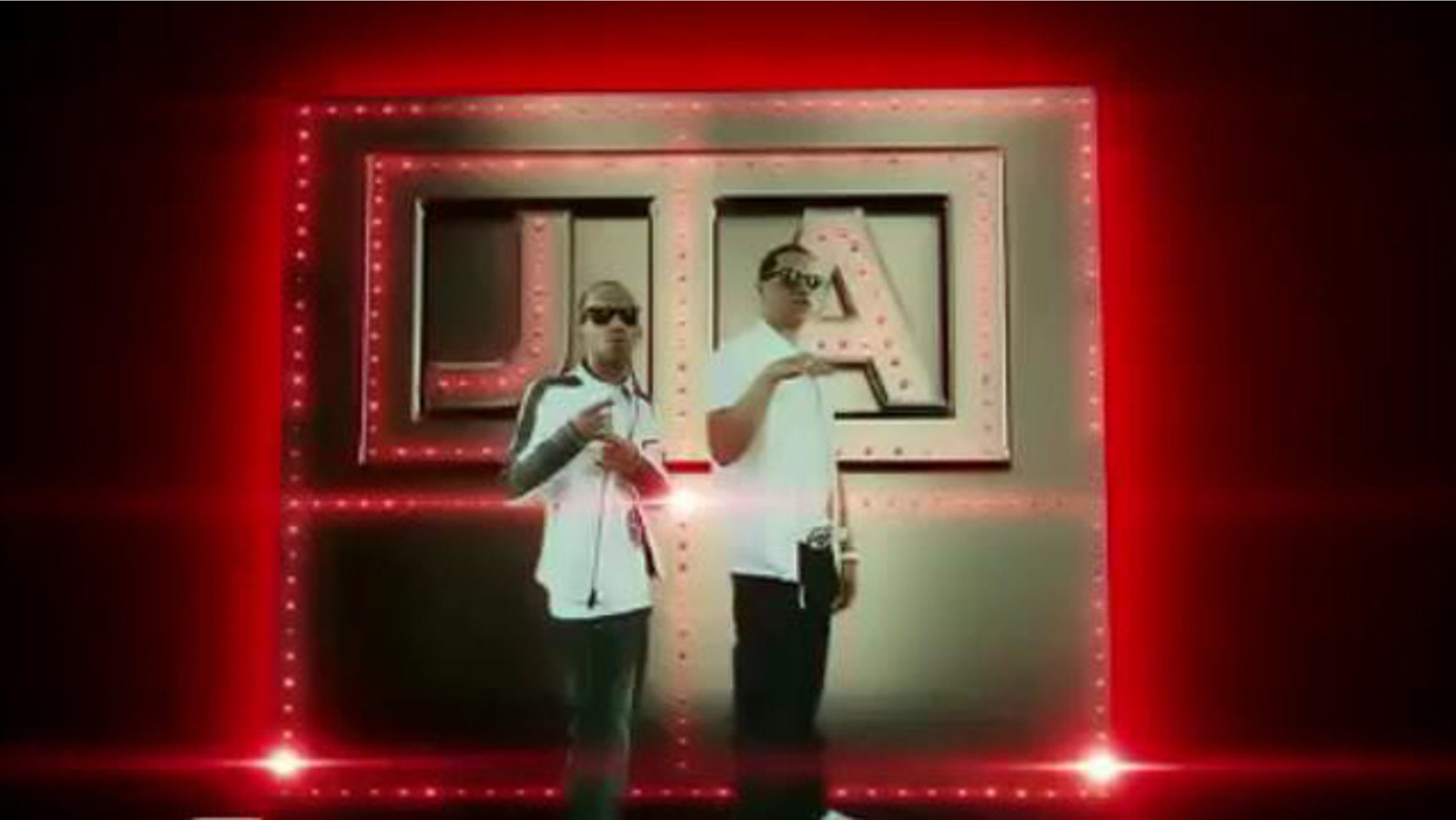 J. Alvarez and Arcangel in their music video "Regalame una noche"