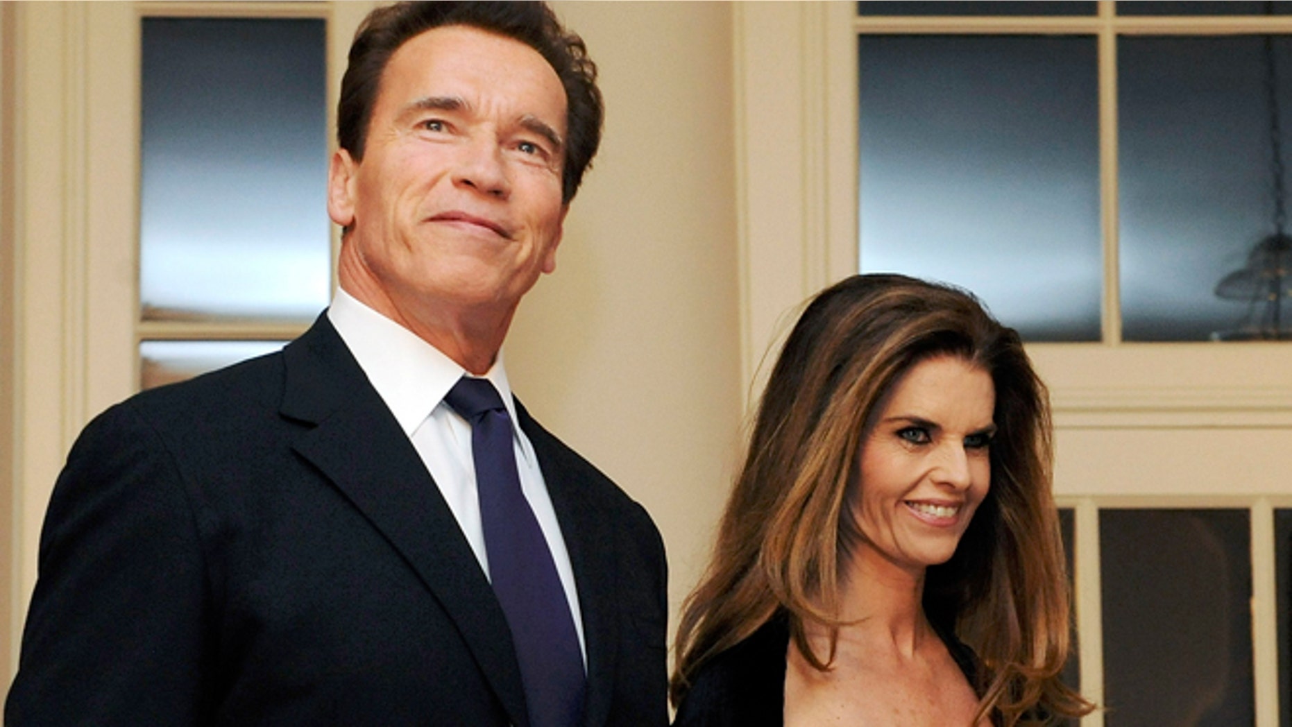 Arnold Schwarzenegger arrives with Maria Shriver for a dinner held for the National Governors Association by President Barack Obama at the White House in Washington, February 22, 2009.